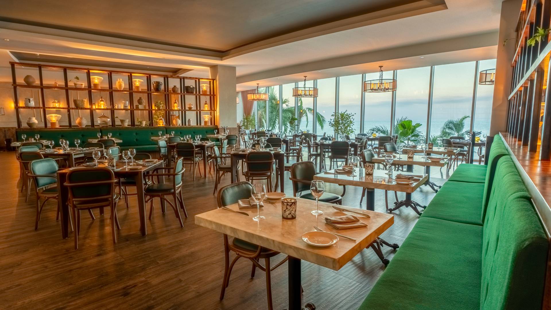 yemek alanında masalar ve sandalyeler