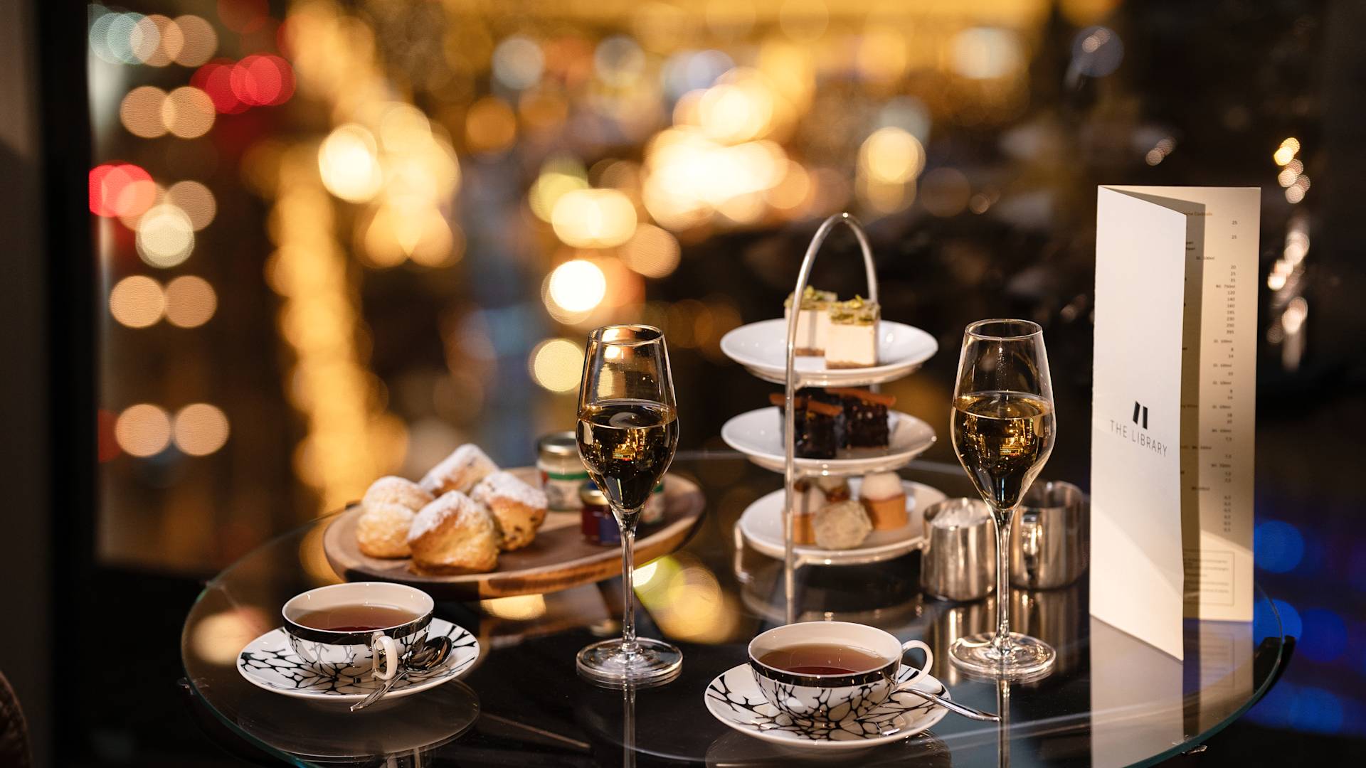 Ora ceaiului Gustări și băuturi pe masă la bibliotecă