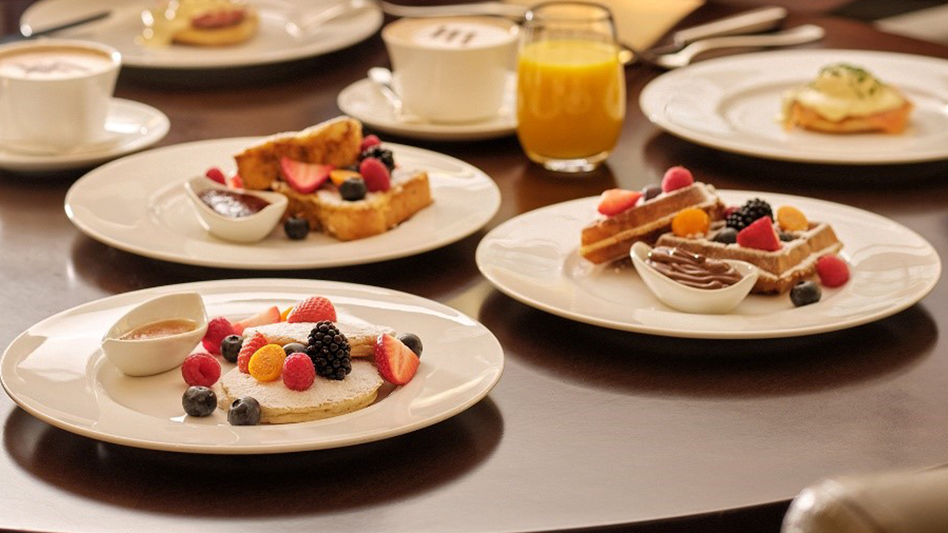 คู่รักกําลังรับประทานอาหารเช้า