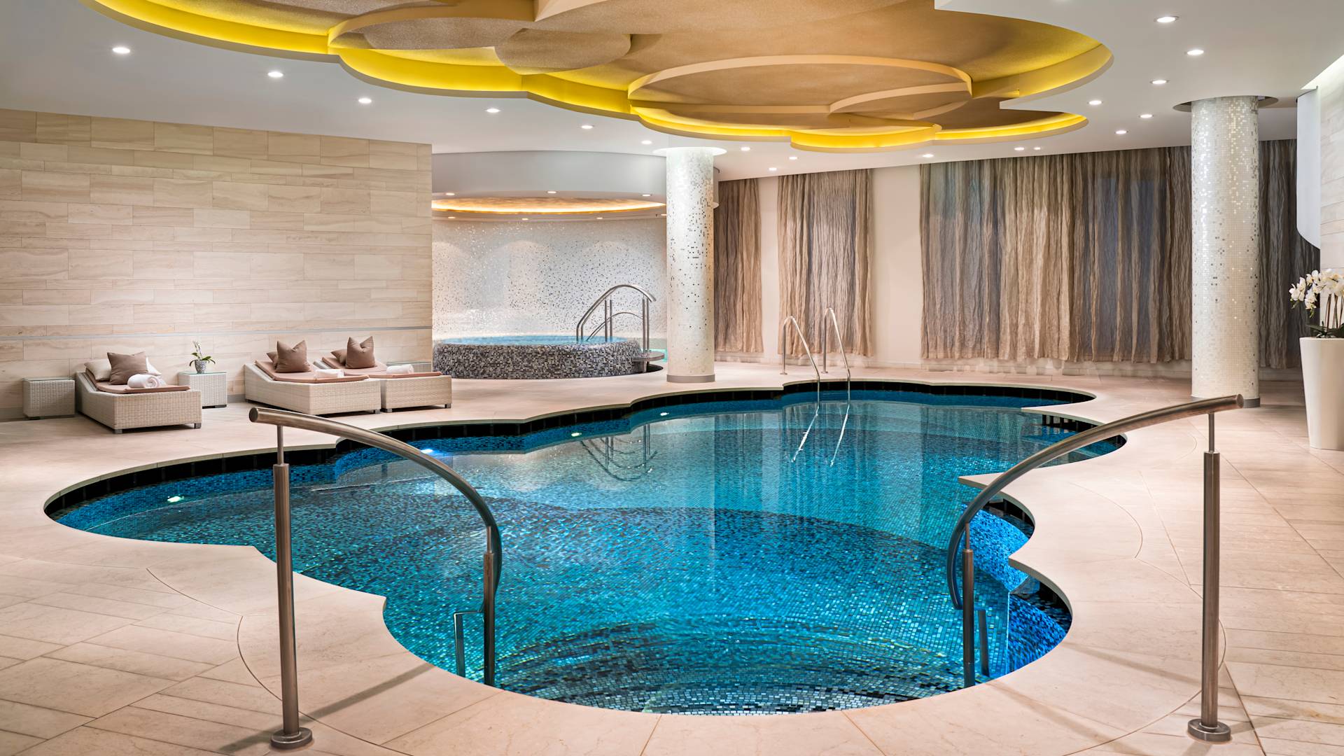 스파의 실내 수영장