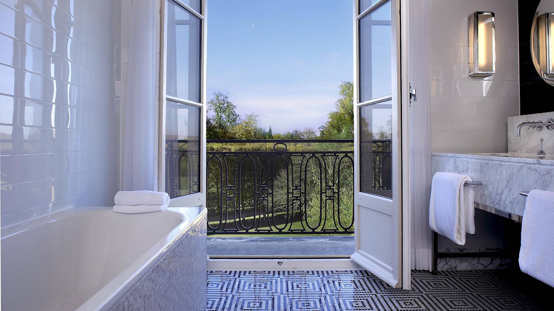 Badezimmer mit Badewanne