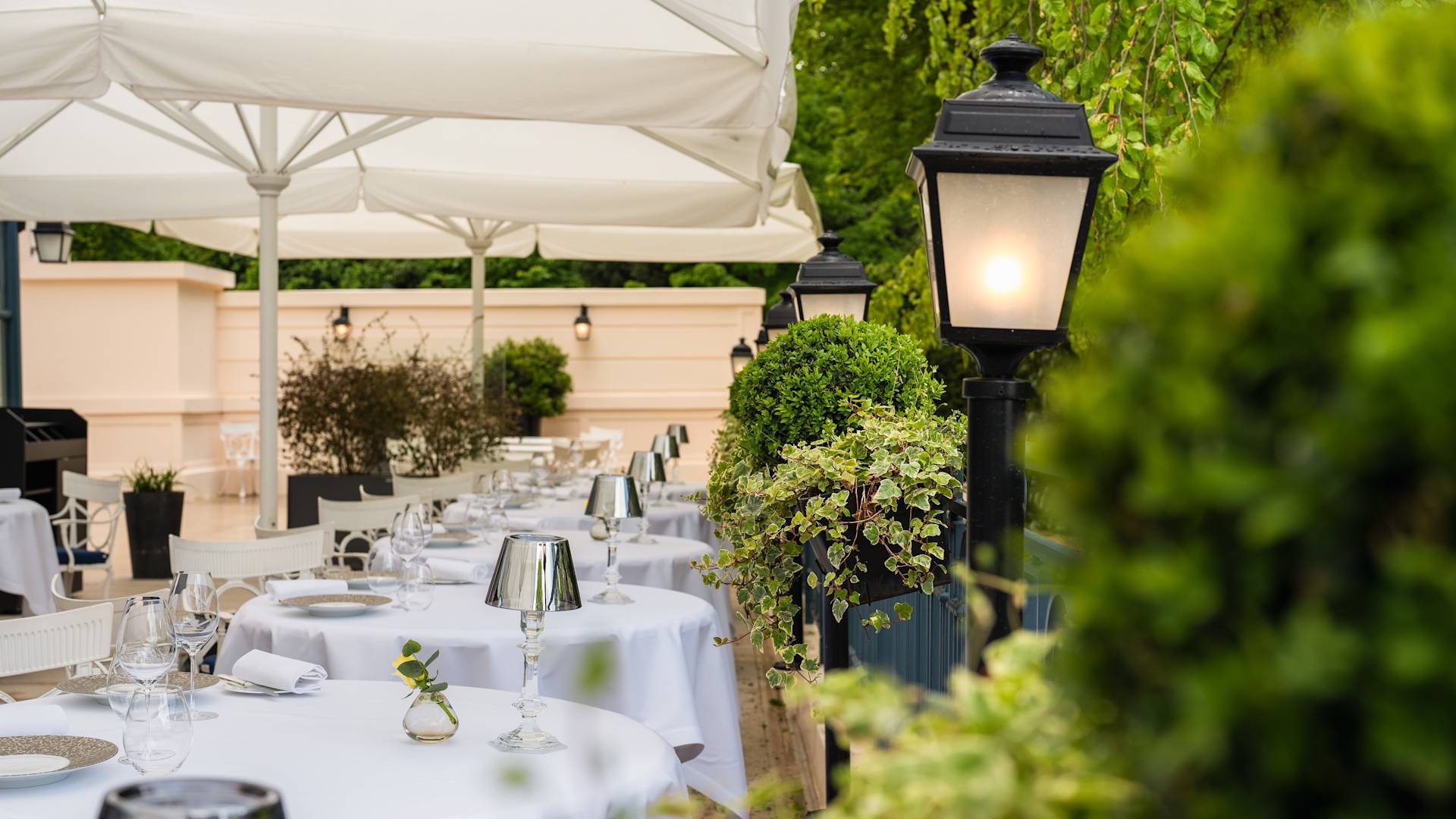 Gordon Ramsay au Trianon, patio, tavoli da pranzo con stoviglie