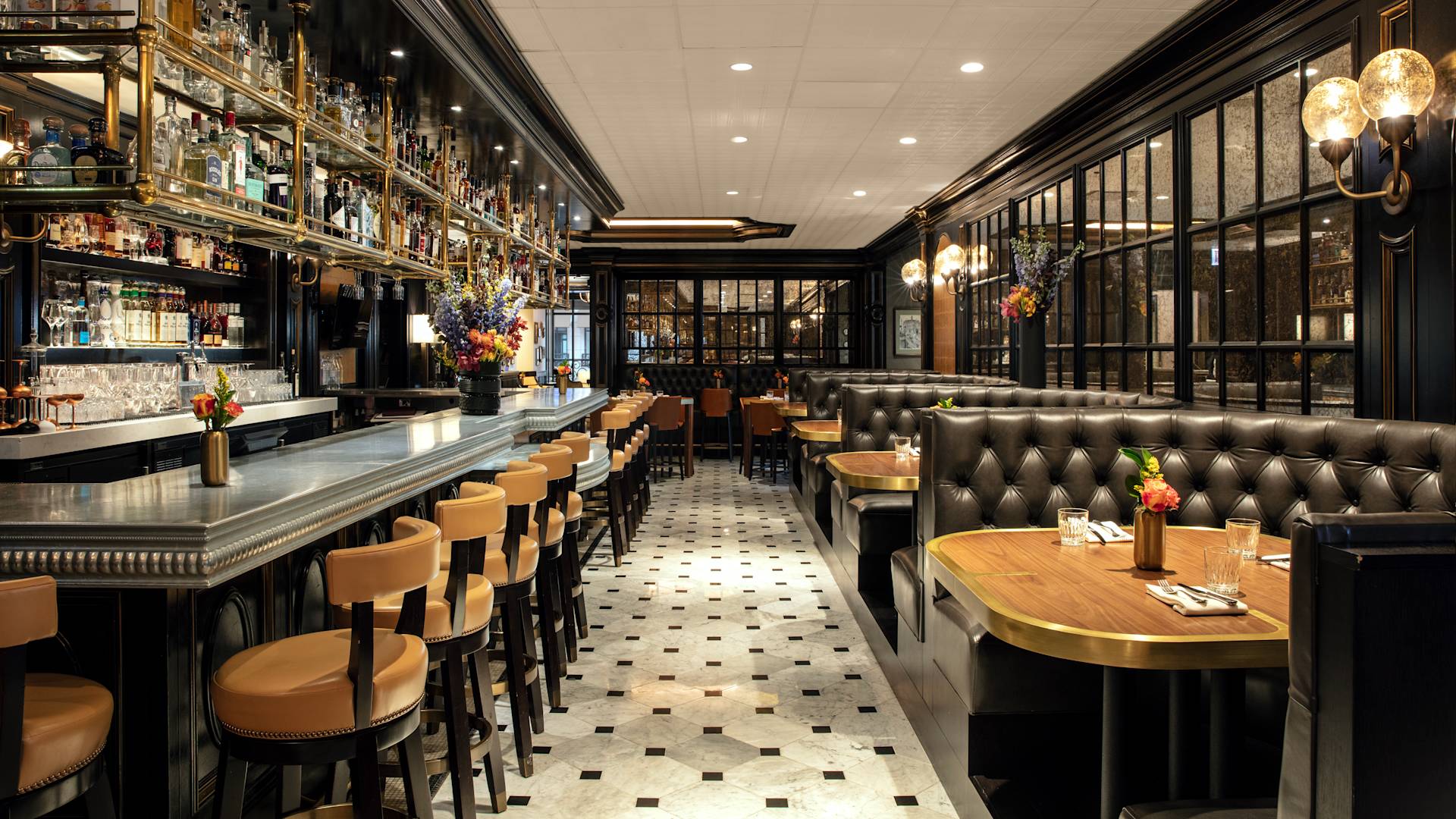 yemek ve şarap tabağı bulunan restoran masası