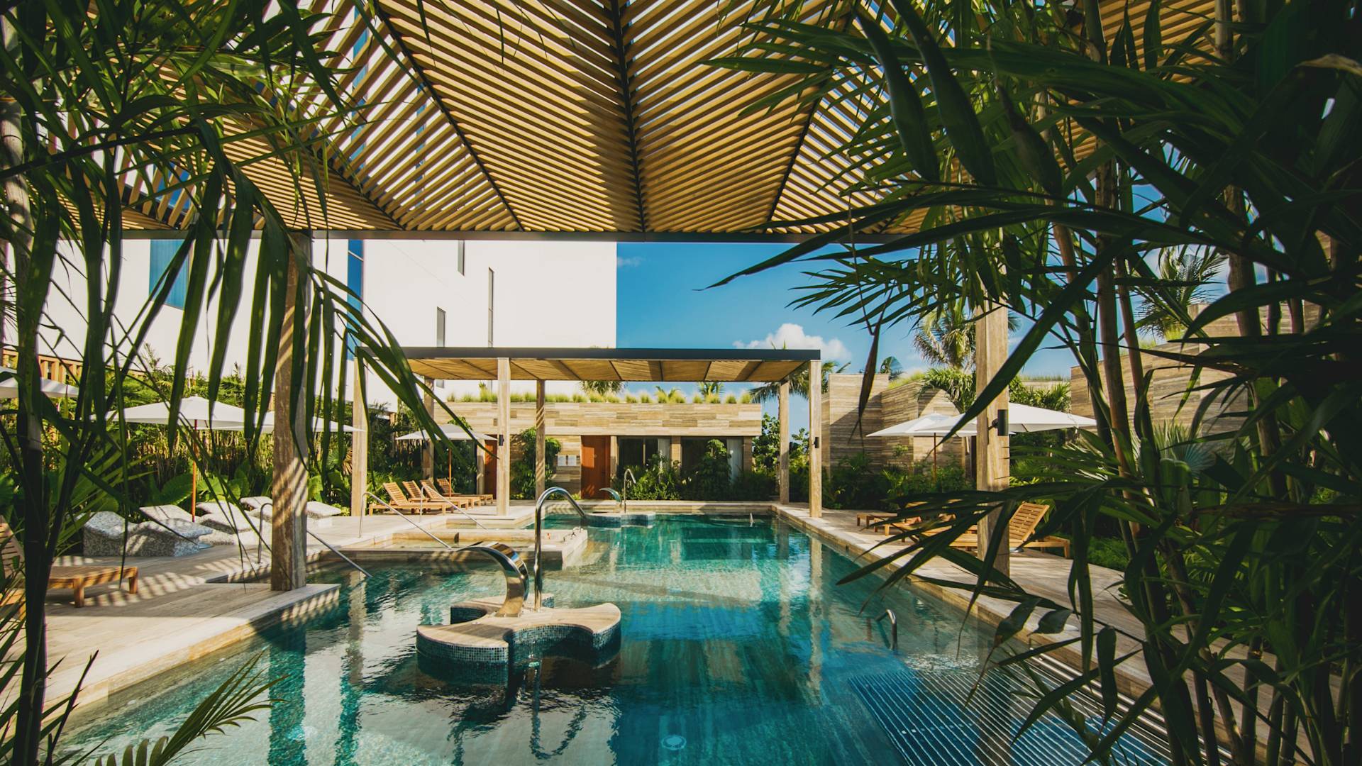 Exterior do hotel e área da piscina