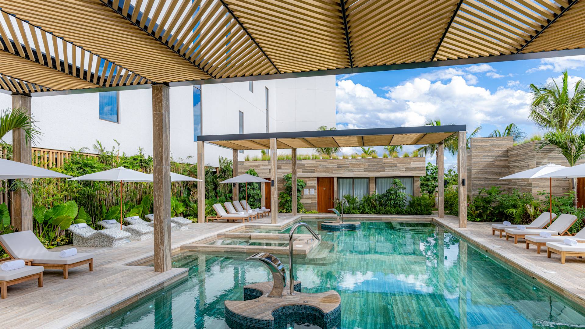 Piscină la centrul spa Waldorf Astoria