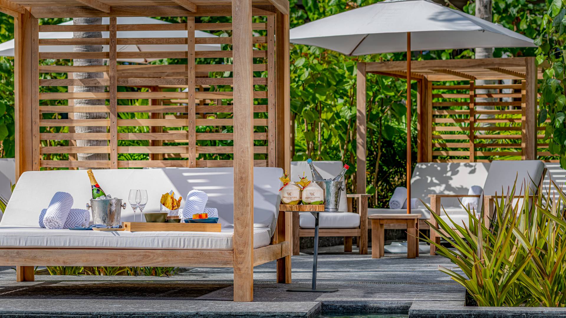 Зона отдыха у бассейна с закусками и напитками