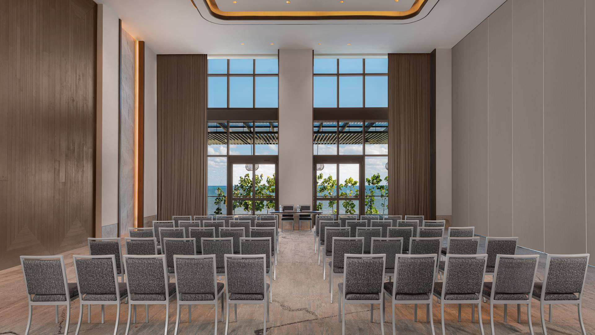 Meetingraum mit Stuhlreihen