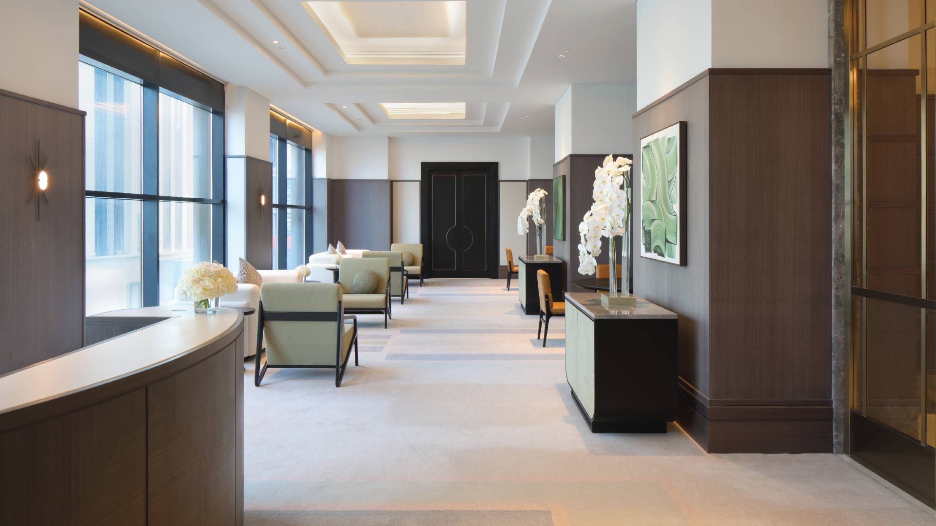 ミーティングエリアの快適な椅子