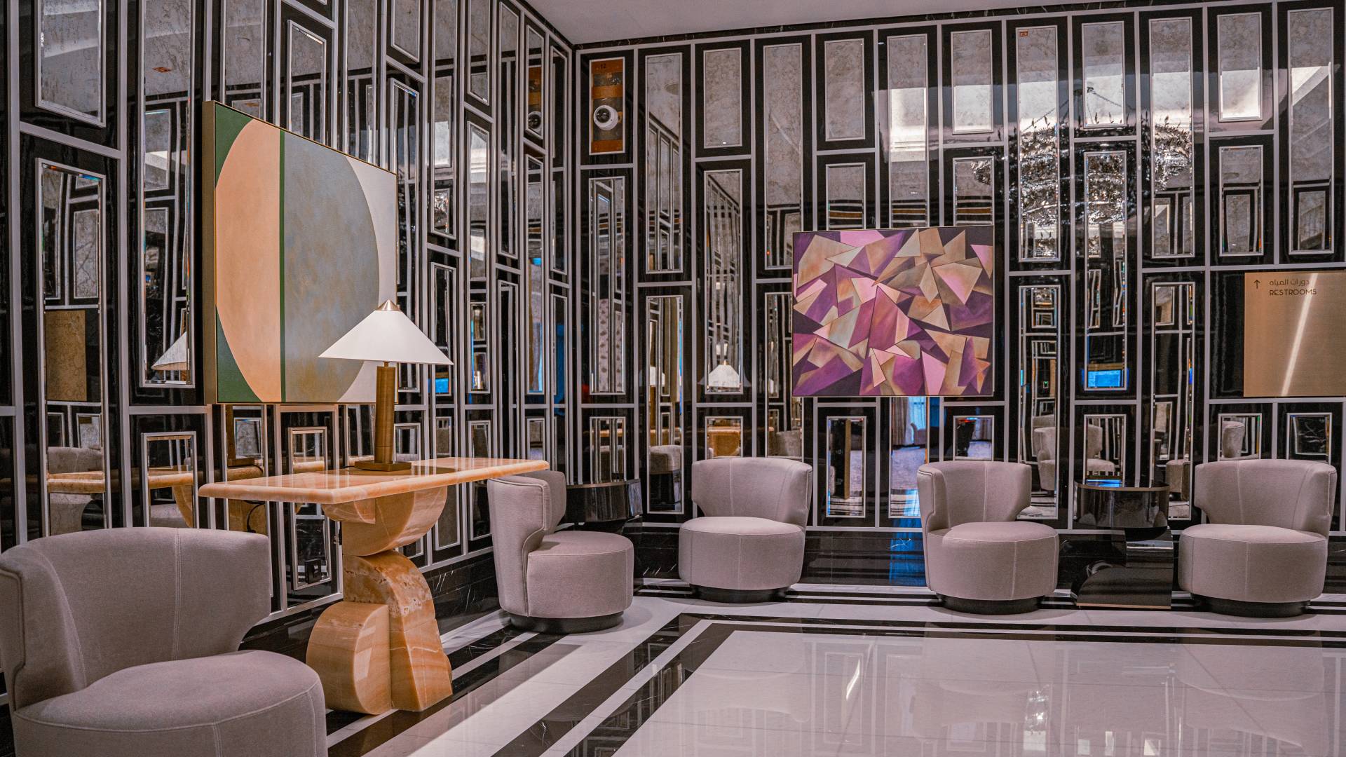 鏡を備えたミーティングの座席