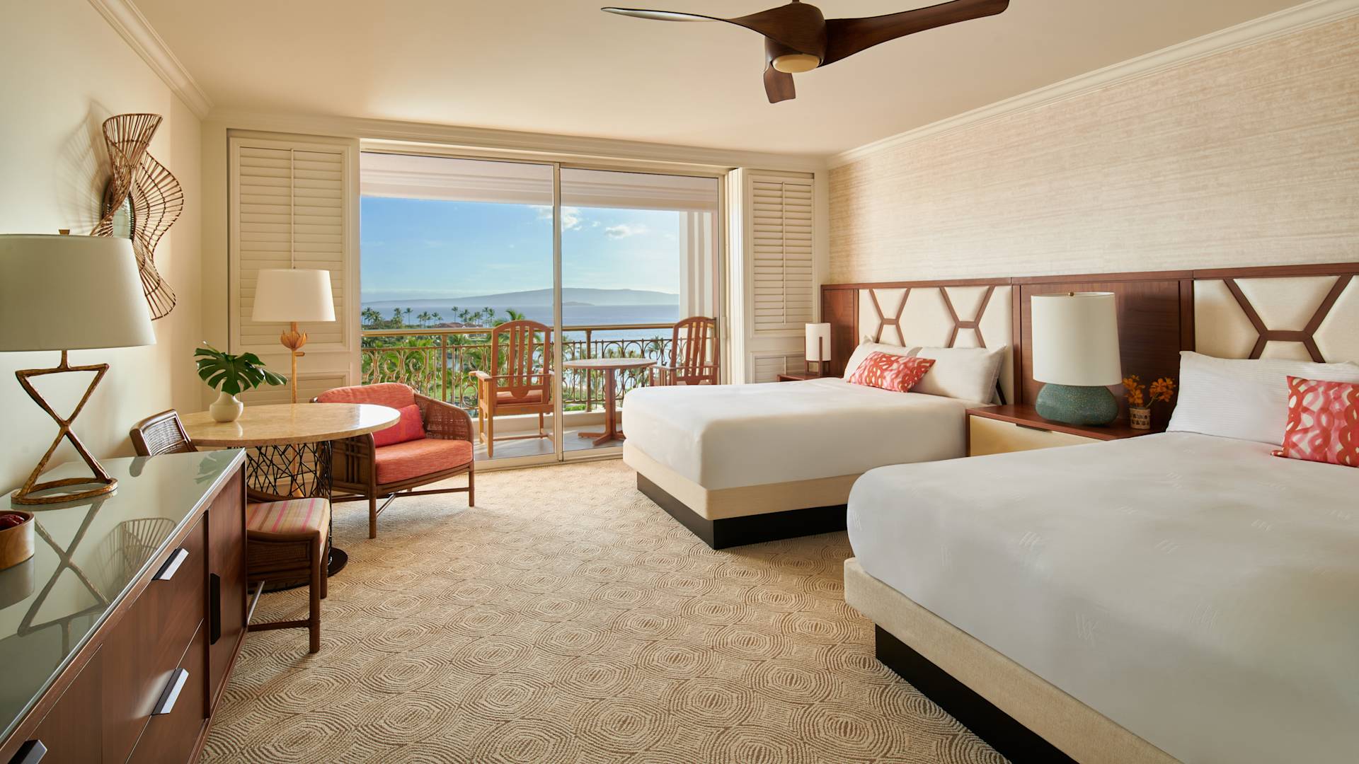 Cameră de oaspeți Deluxe cu două paturi Queen și vedere spre ocean de la balcon