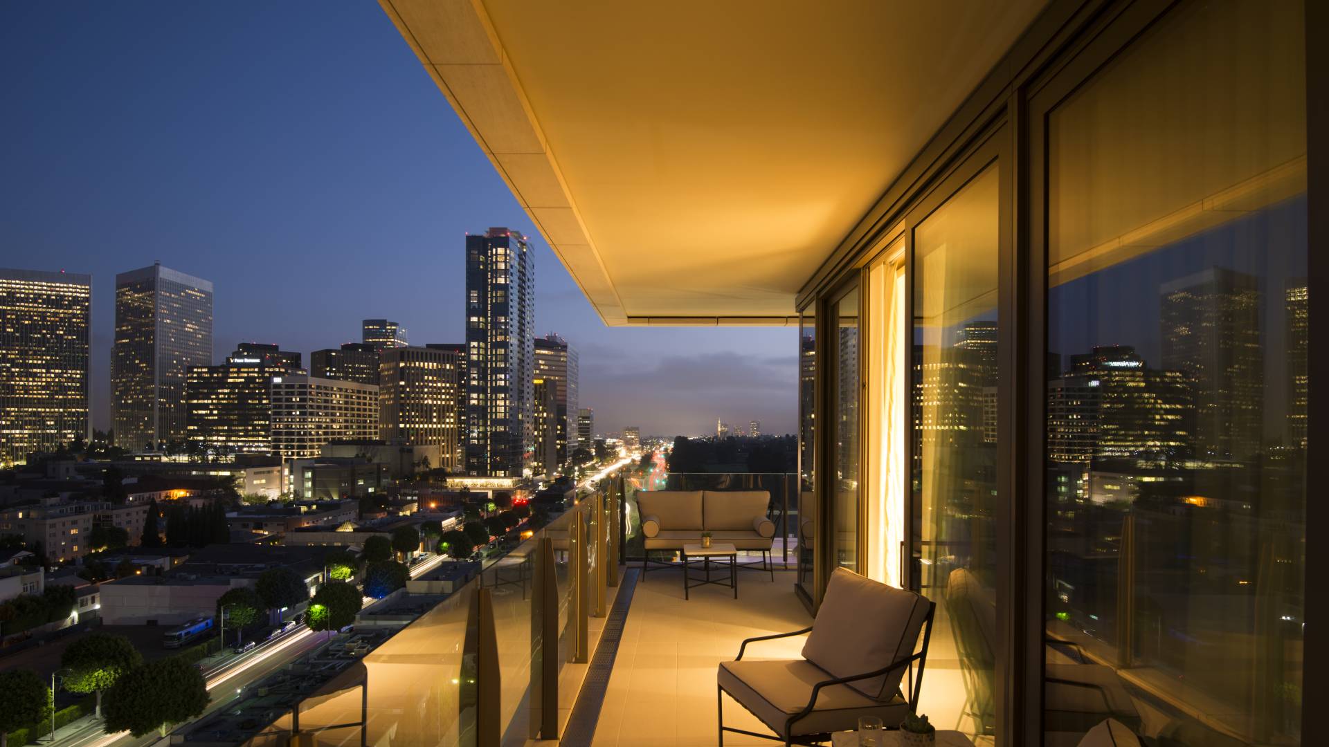 Balcon et patio, de nuit, avec vue sur la ville