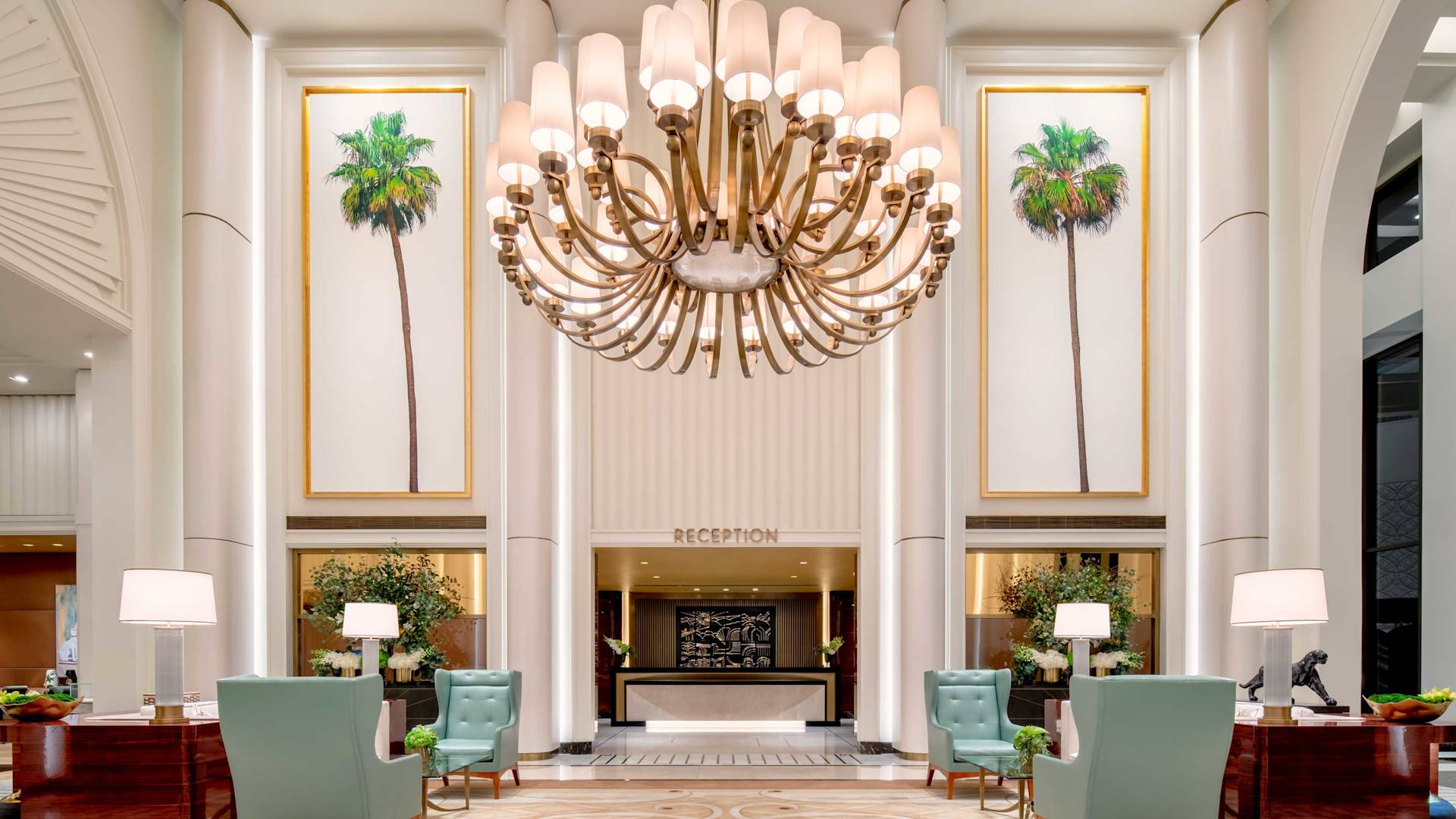 Area resepsionis dengan lampu gantung dan kursi