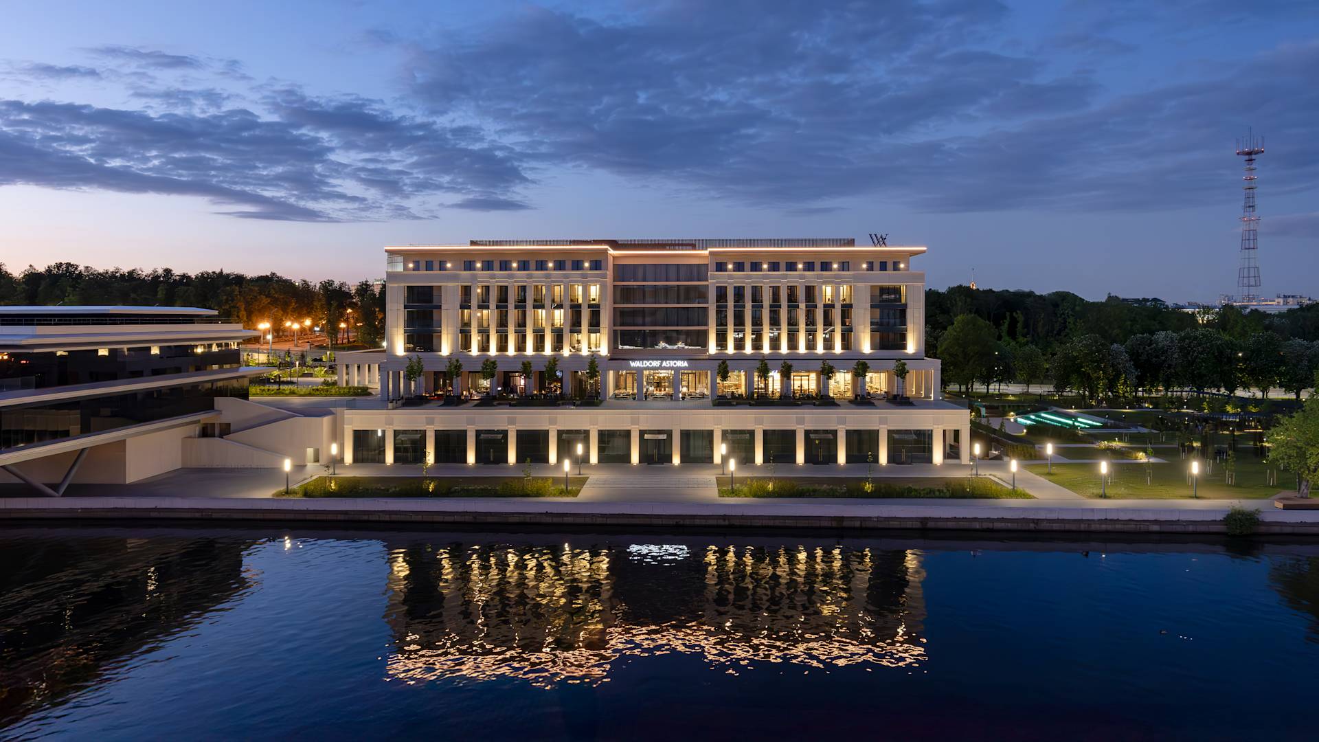 Hotelul Waldorf Astoria Minsk pe timp de noapte