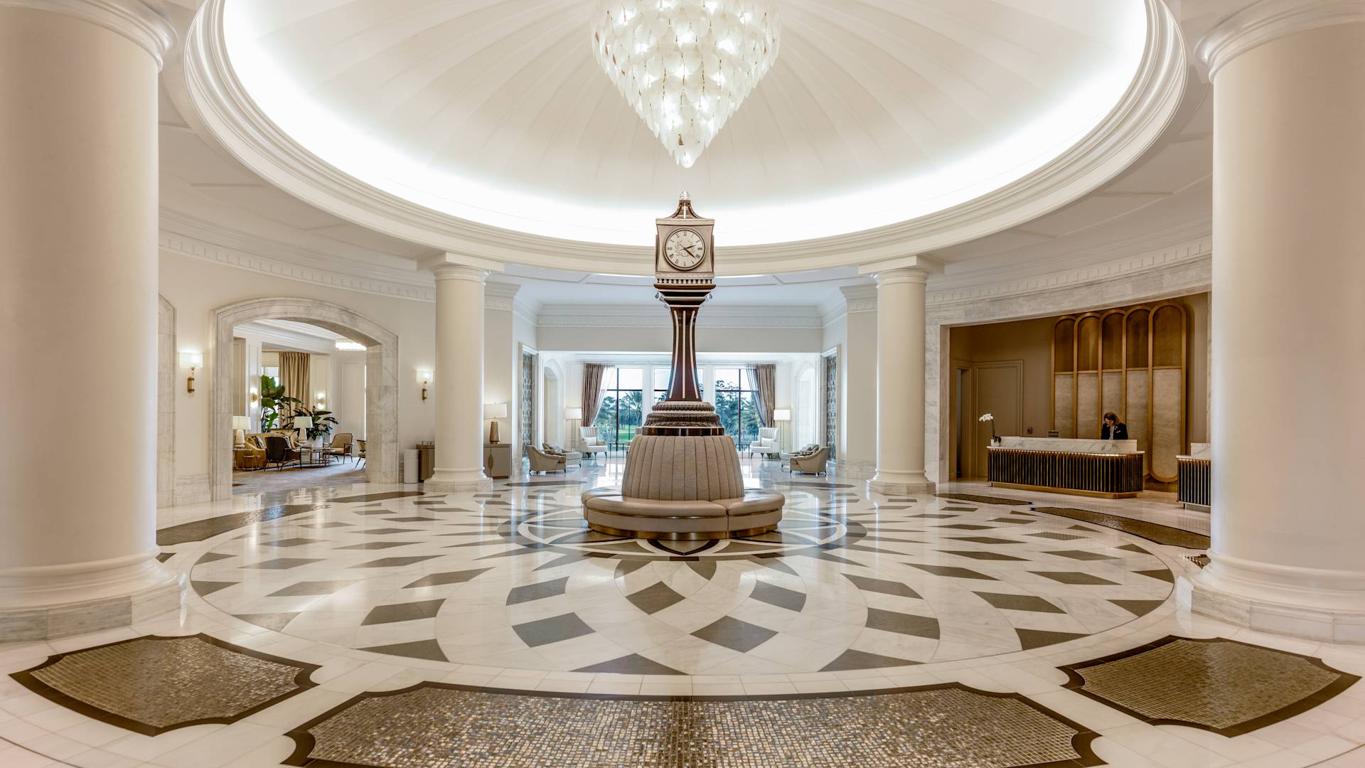 Hall avec lustre et grande horloge au centre