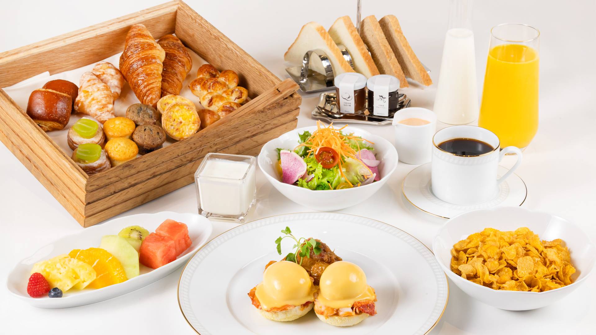 Frühstücksplatten, Toast, Kaffee, Saft, Müsli, Eier, Obst, Muffins