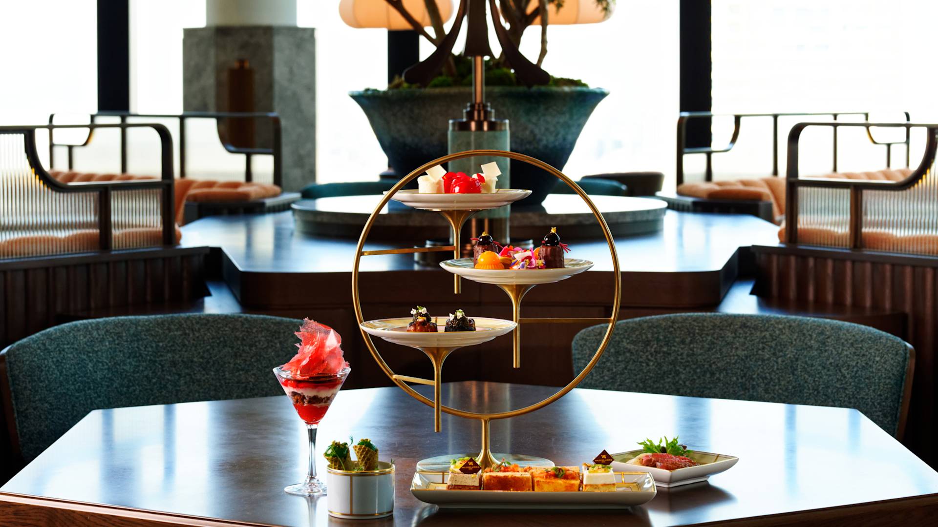 Plateau à thé avec collations sur une table