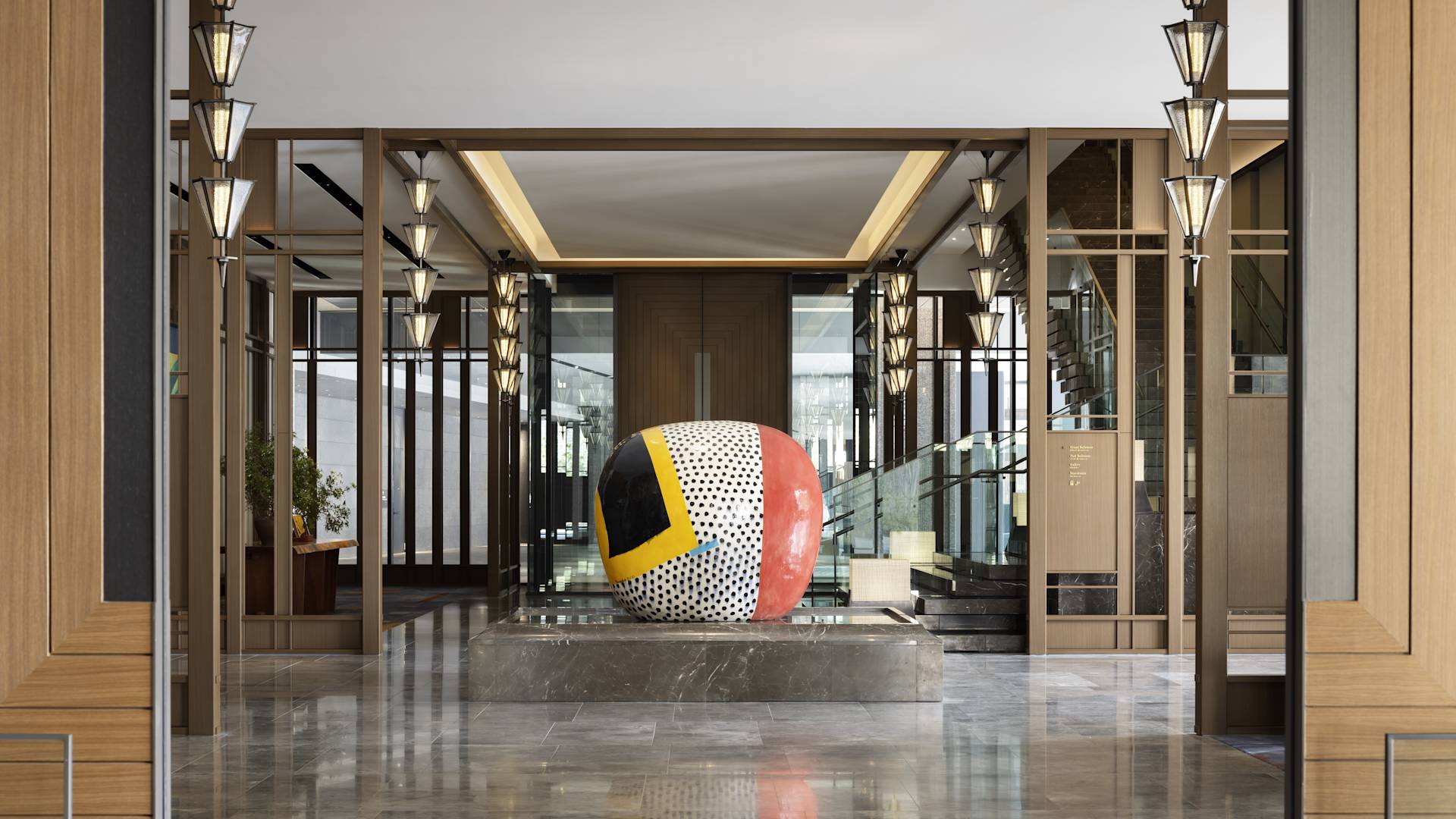 Eingang zur Hotellobby, Kunst in der Lobby