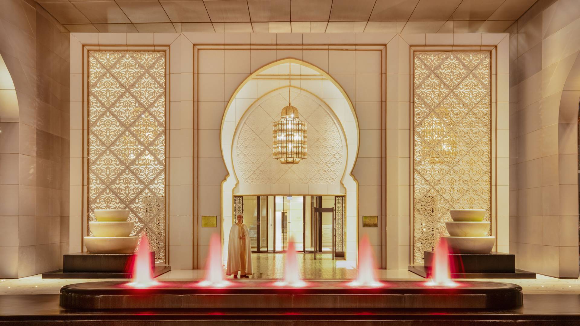 Fontanna i wejście do hotelu Waldorf Astoria Rabat Salé