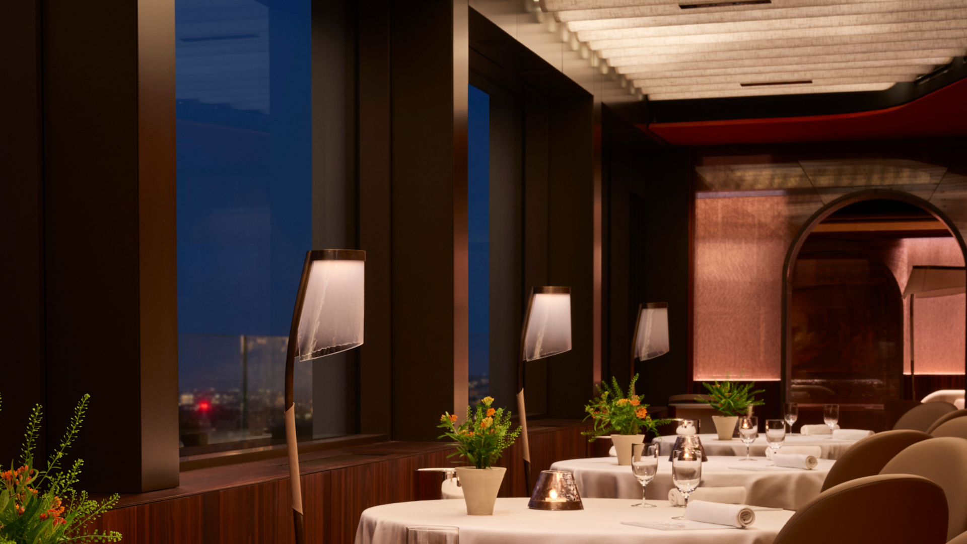 Sitzbereich des Restaurants "La Pergola" mit Tischen und Stühlen