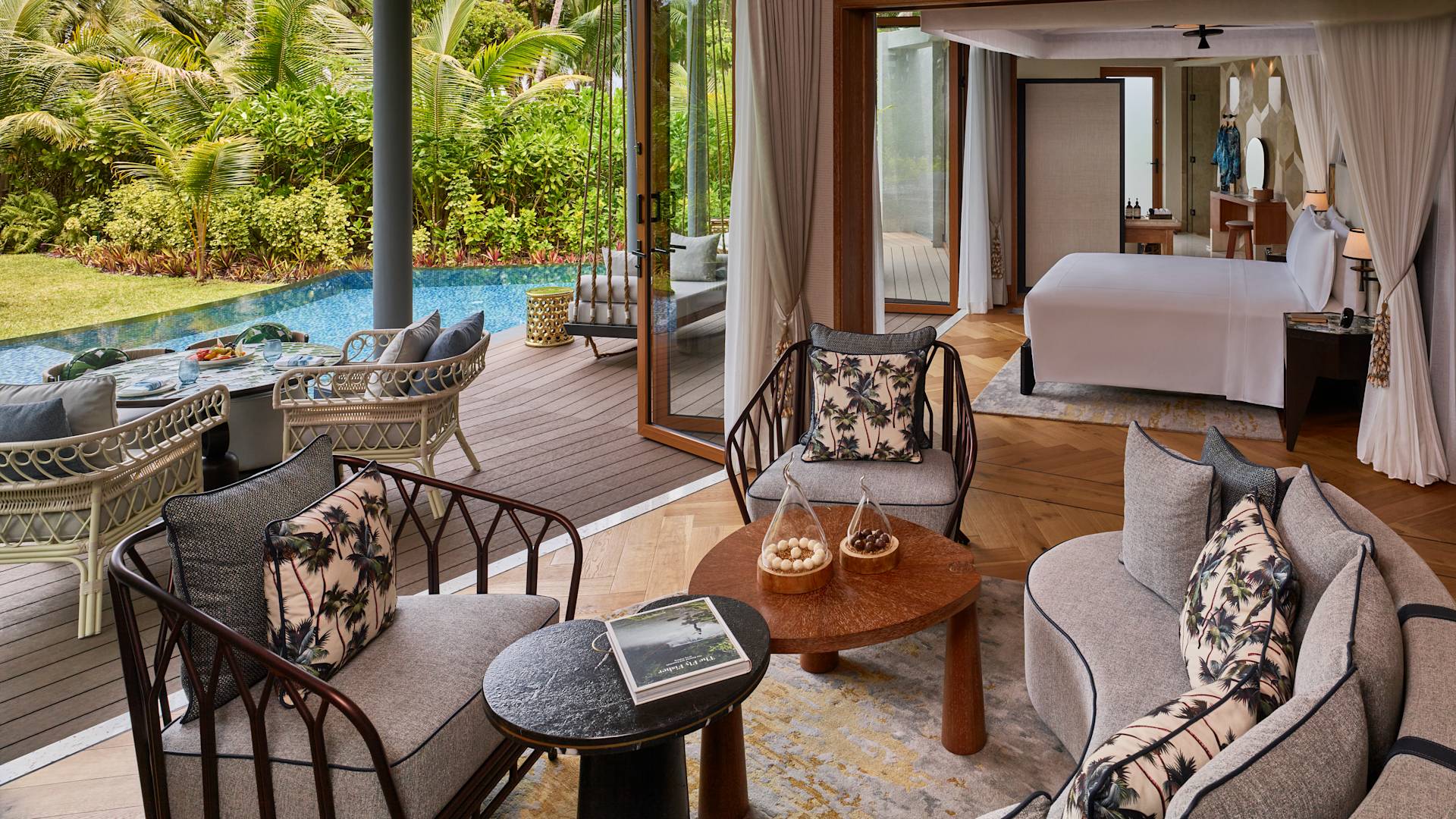 Zonă de lounge cu canapea și scaune pentru camerele de oaspeți