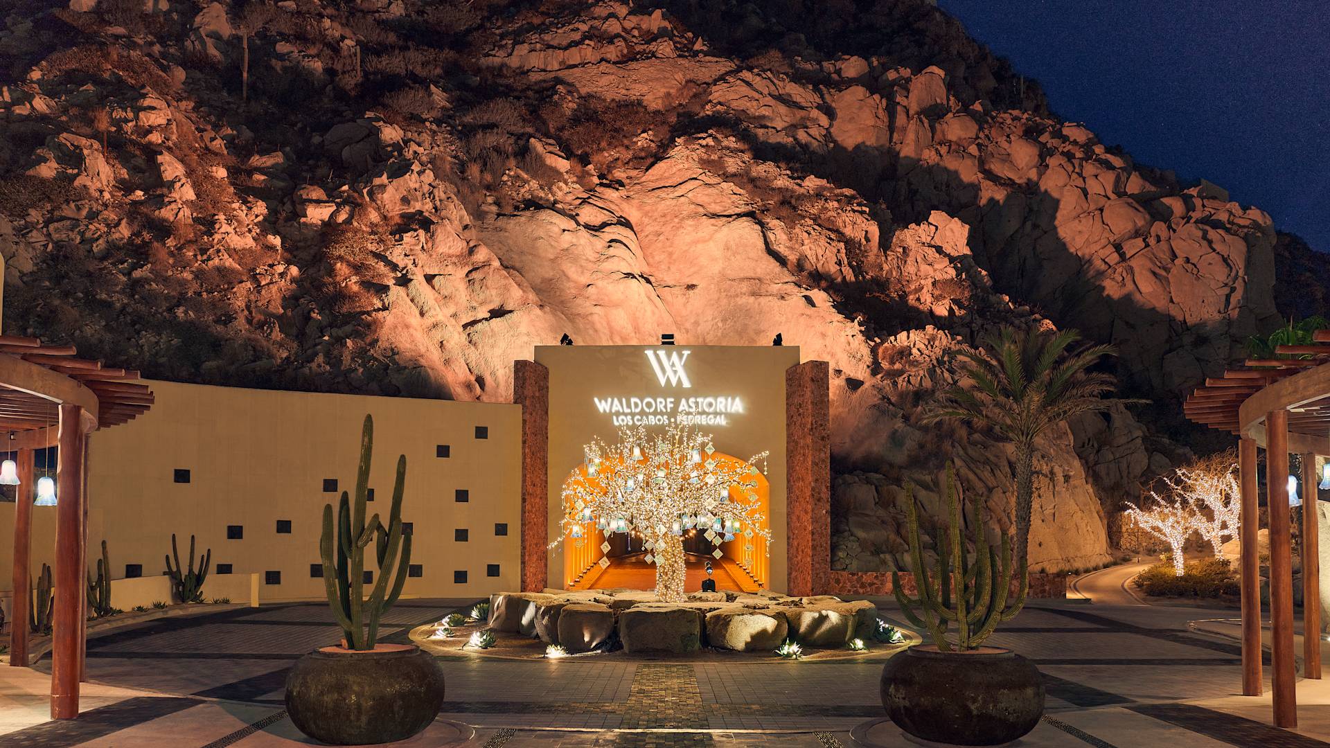 Vstup do hotelu Waldorf Astoria Los Cabos Pedregal s prázdninovým světlema