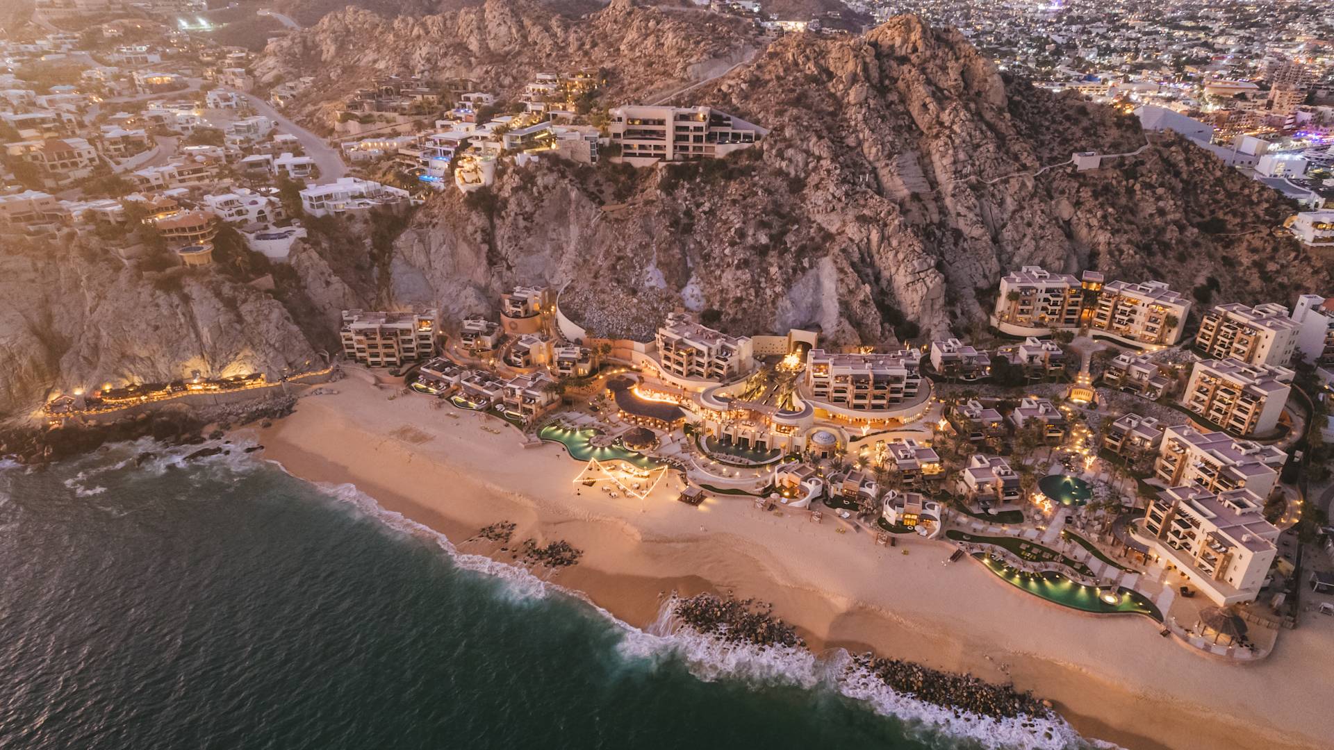 Vista del hotel desde arriba, con costa