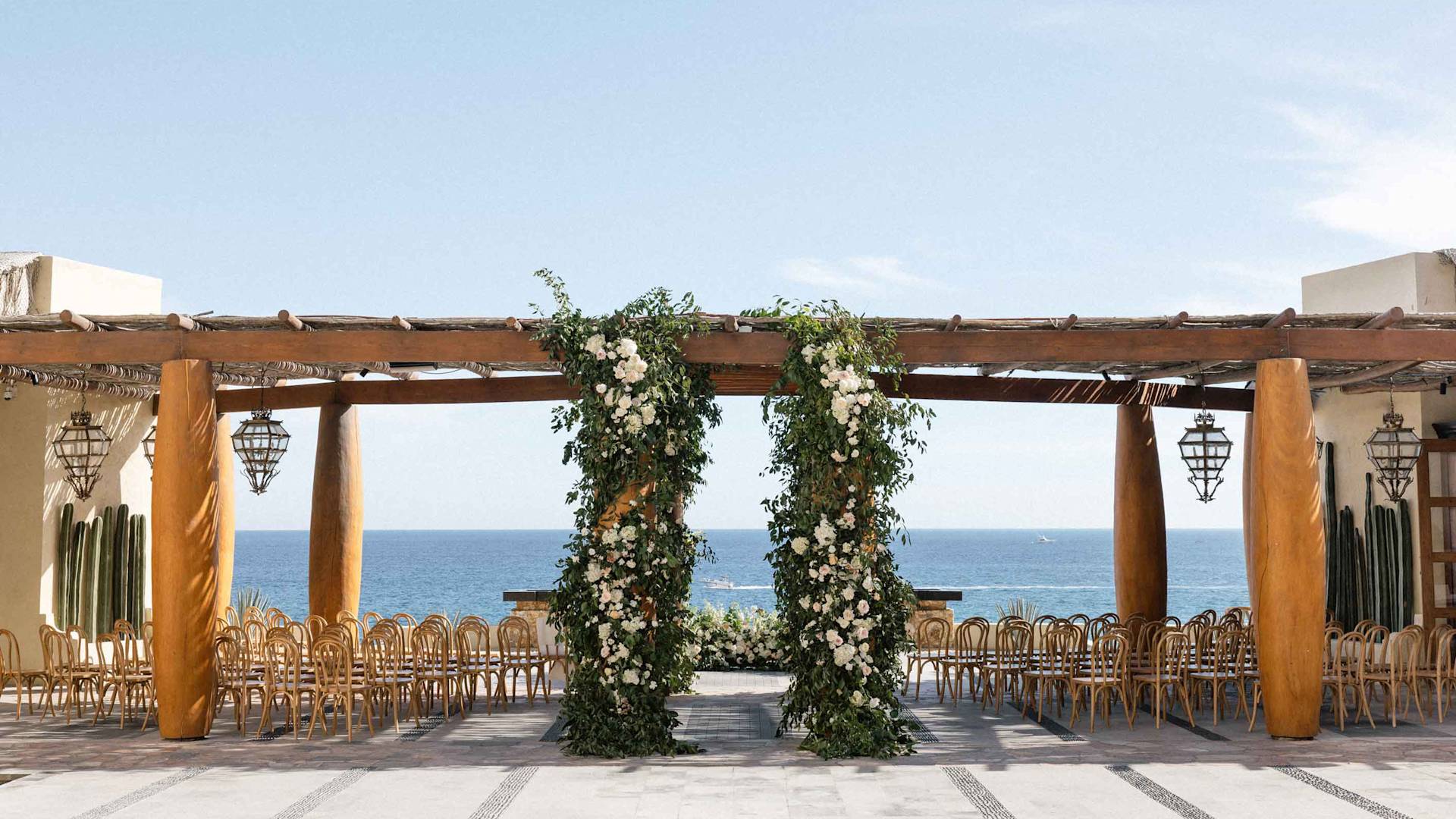 Patio decorado con flores para celebrar una boda con vista al mar