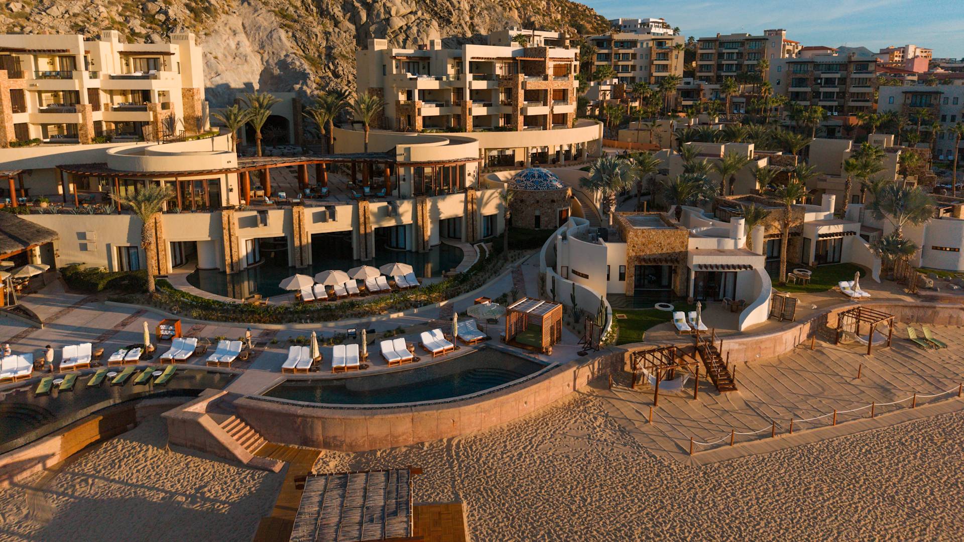 vedere arială a stațiunii și plajei pieregale Waldorf Astoria Los Cabos