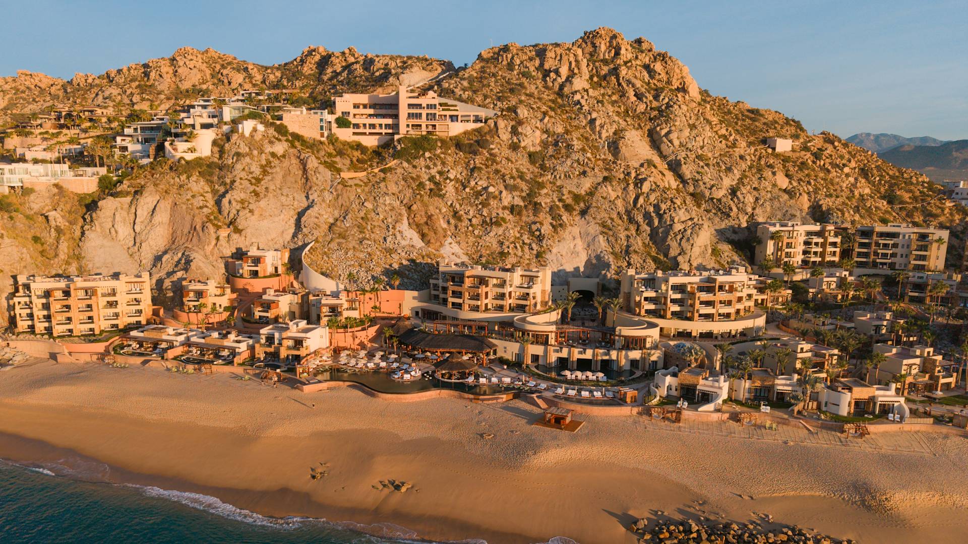 Vista arial do Waldorf Astoria Los Cabos para o resort e a praia