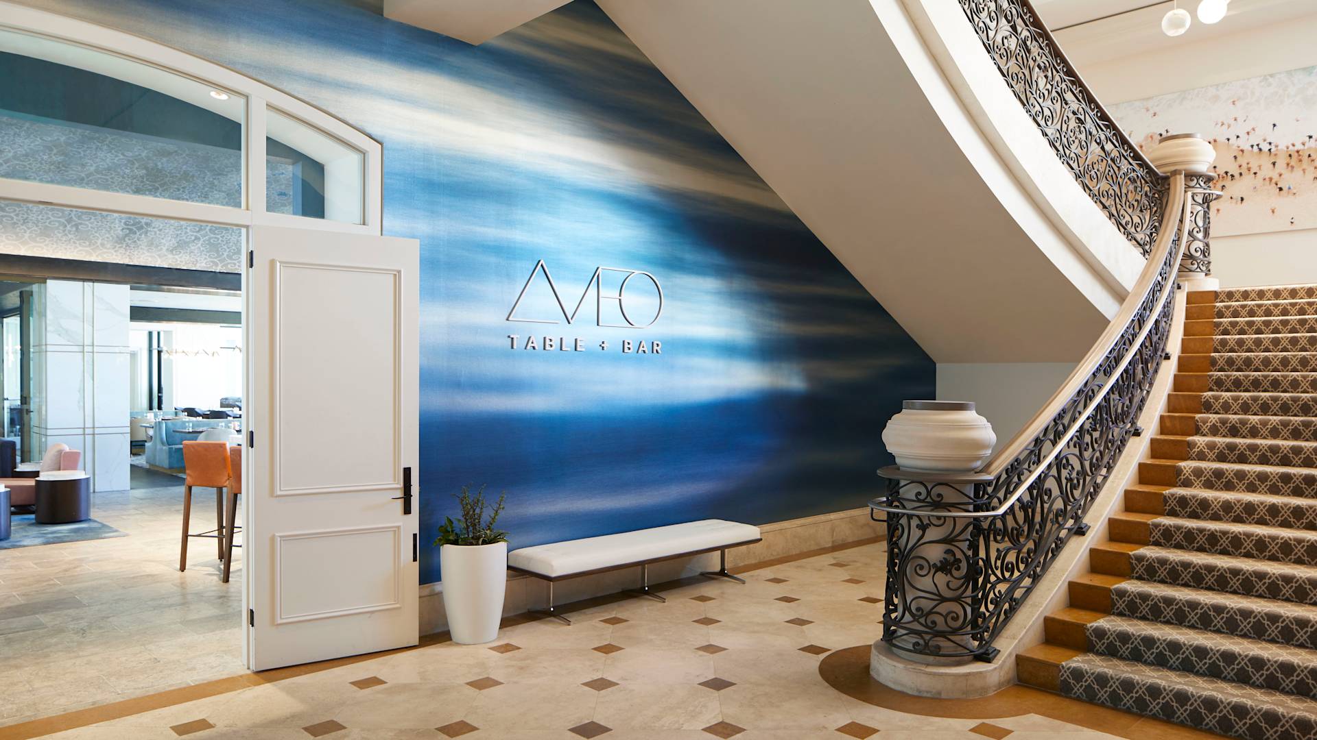 Eingang zum AVEO-Tisch und zur Bar