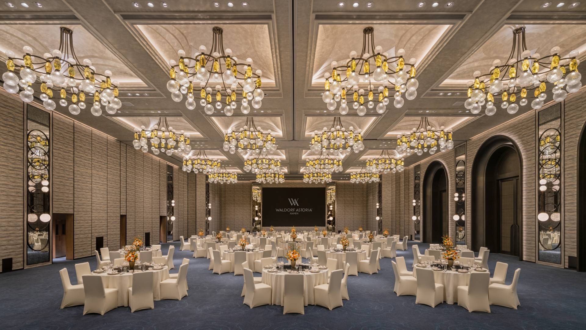 Ballroom Wedding Table Setup