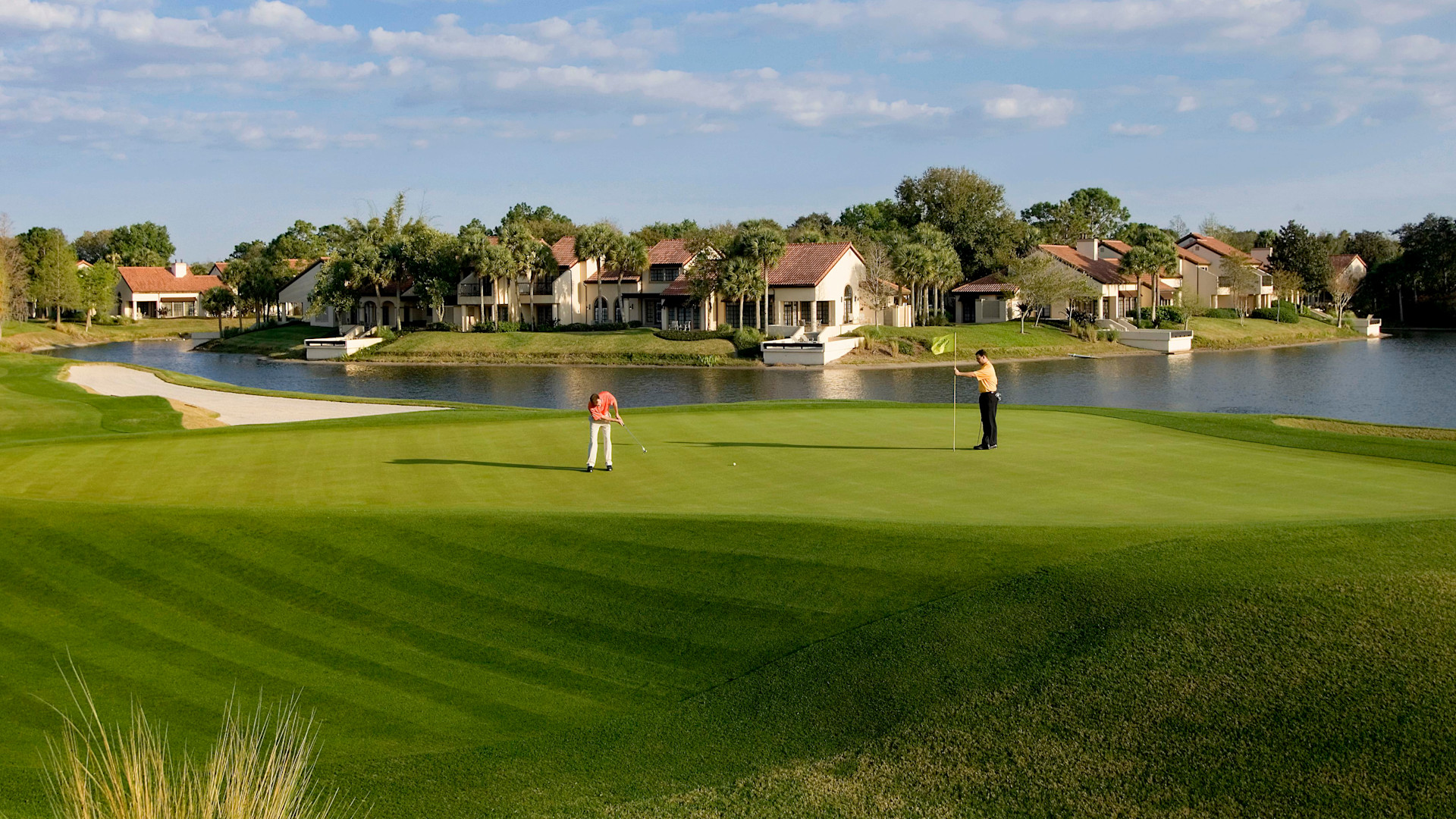 Lapangan golf Grand Cypress dengan dua pemain golf