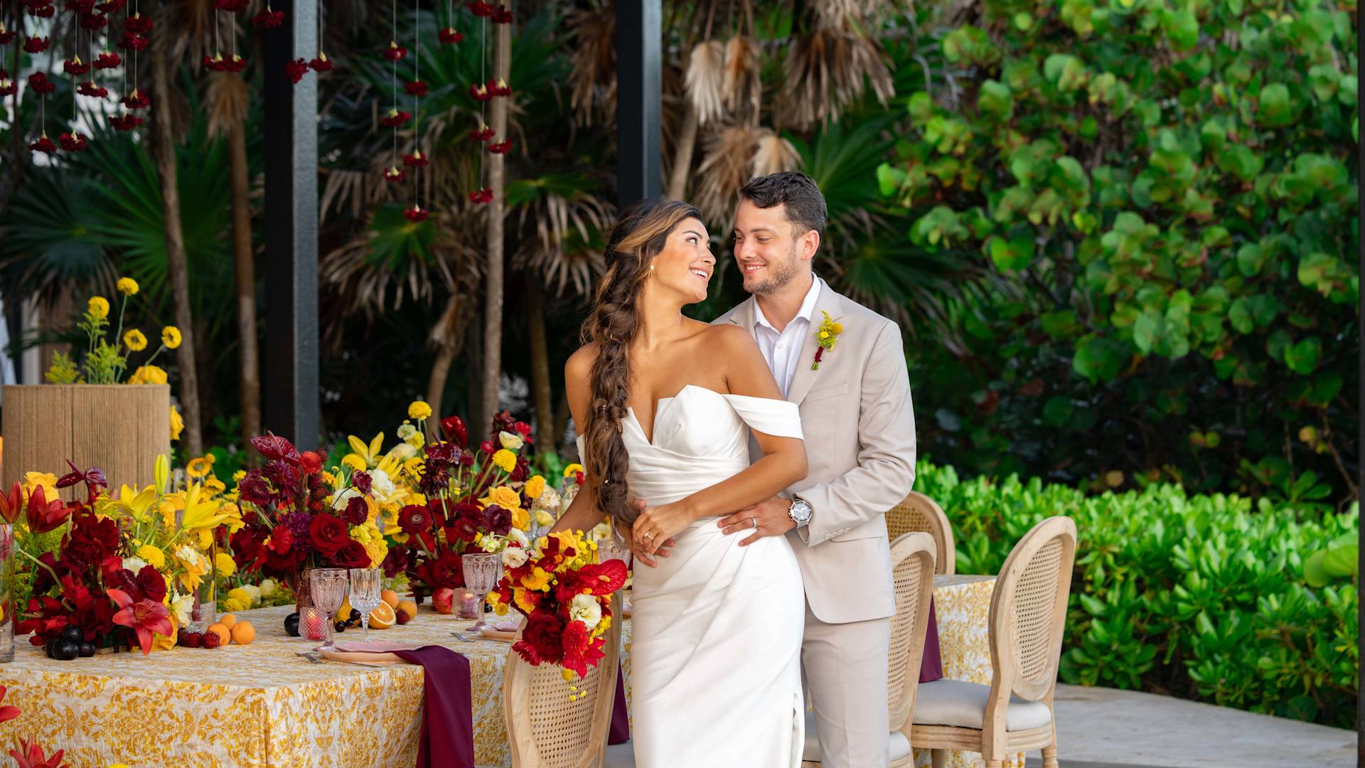 Réception de mariage en plein air pour les mariés