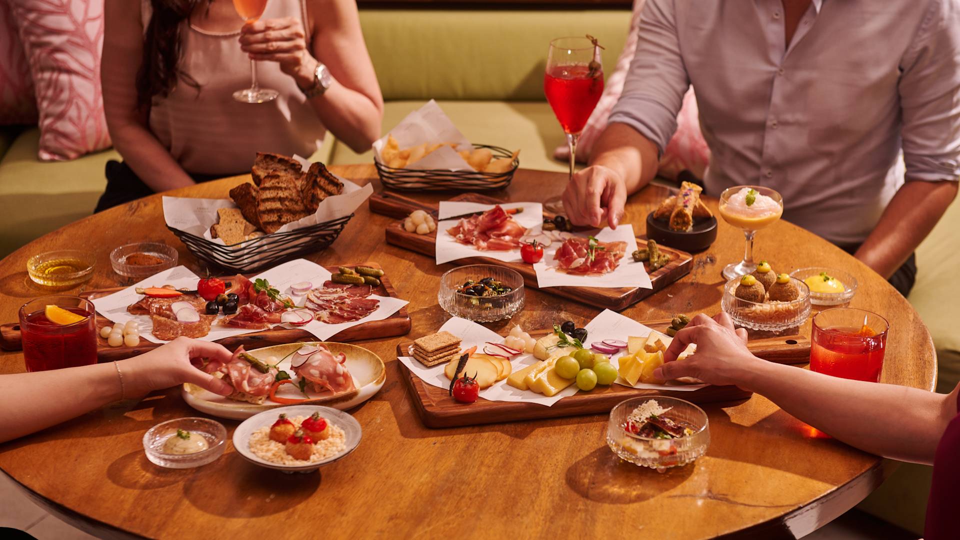 Personer som äter middag på The Terrace Restaurant – övergång