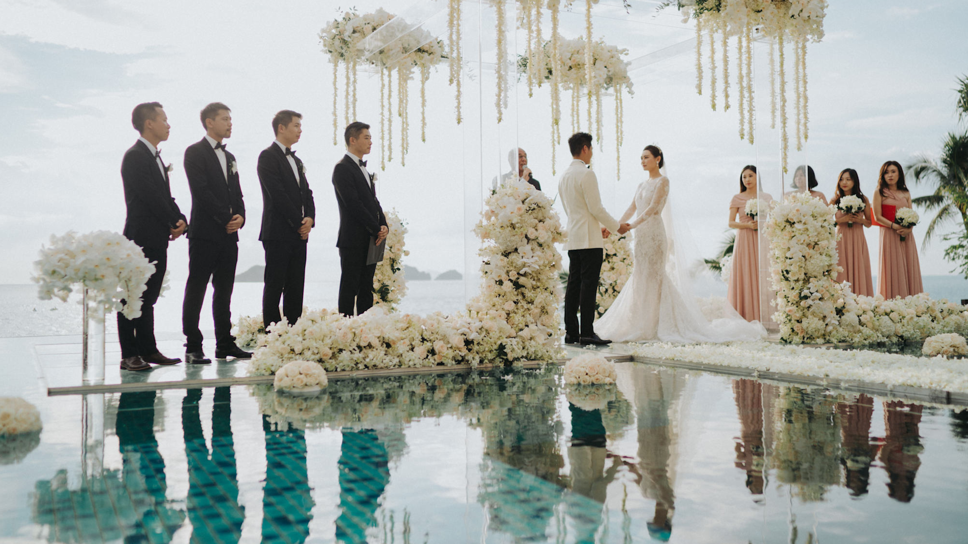 Oaspeții dintr-o nuntă în aer liber