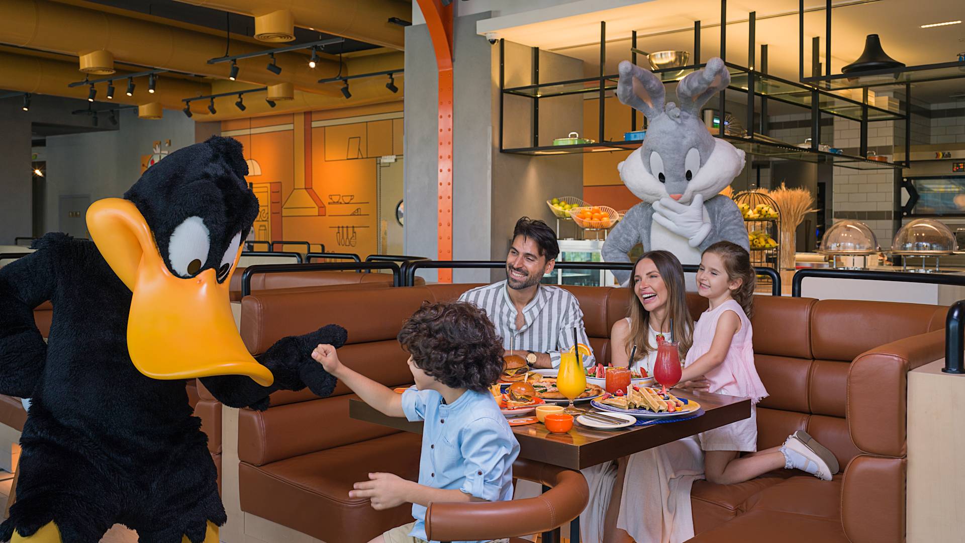 レストランに座り、ダフィー・ダックのパフォーマーを演じる家族