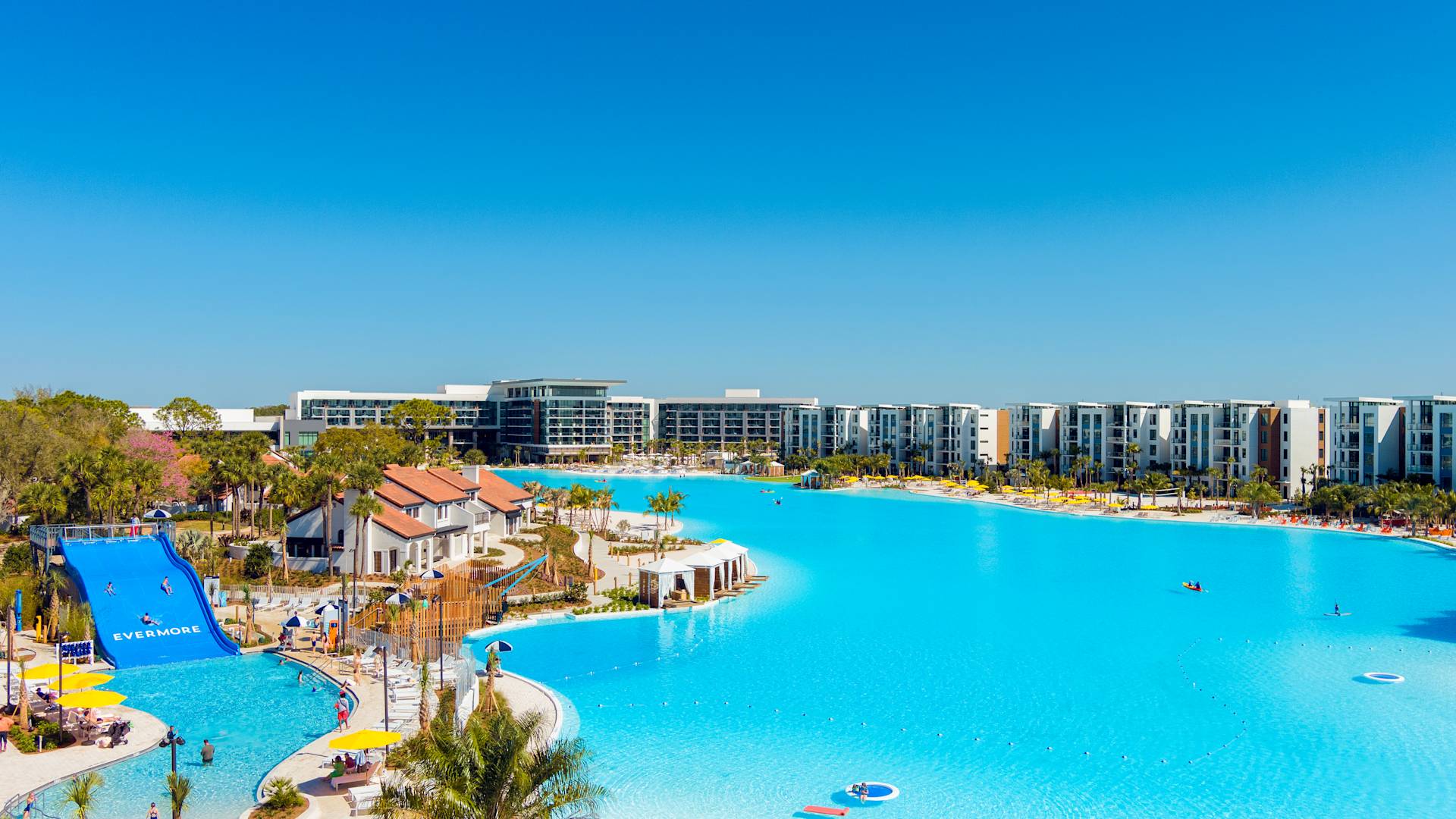 Vista aerea del resort Evermore e della spiaggia