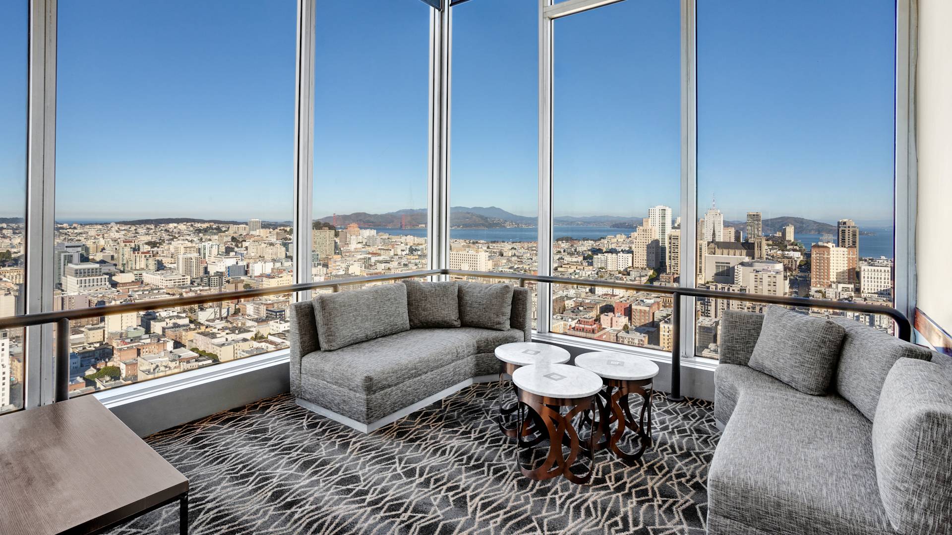 城市景观从Cityscape Lounge可见，配有舒适沙发-过渡