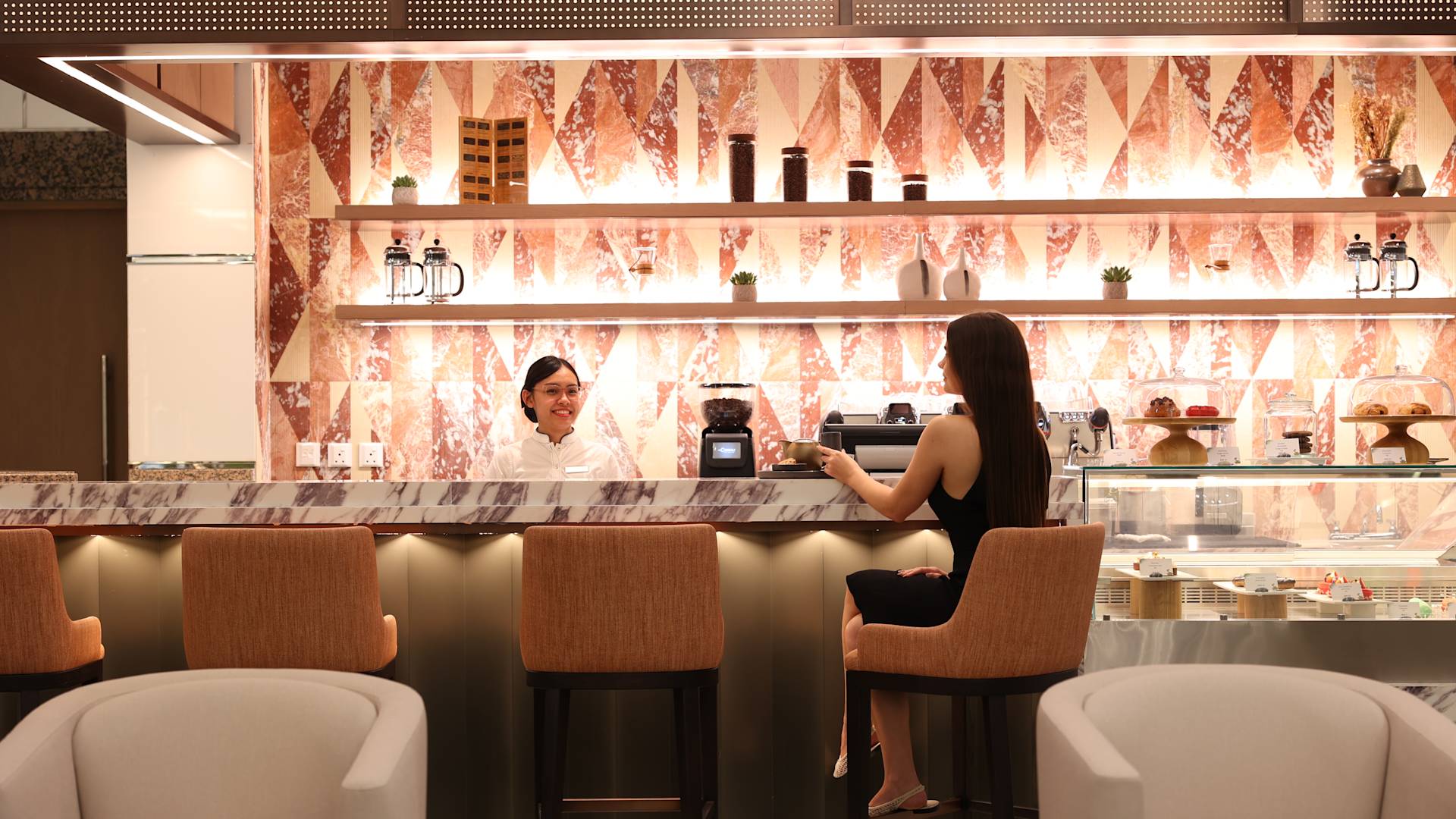 Femeie într-un bar vorbind cu un bar