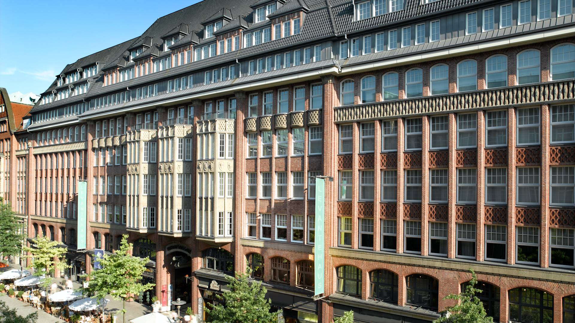 Photo d'un bâtiment extérieur et d'une rue avec configuration assise le long de la rue