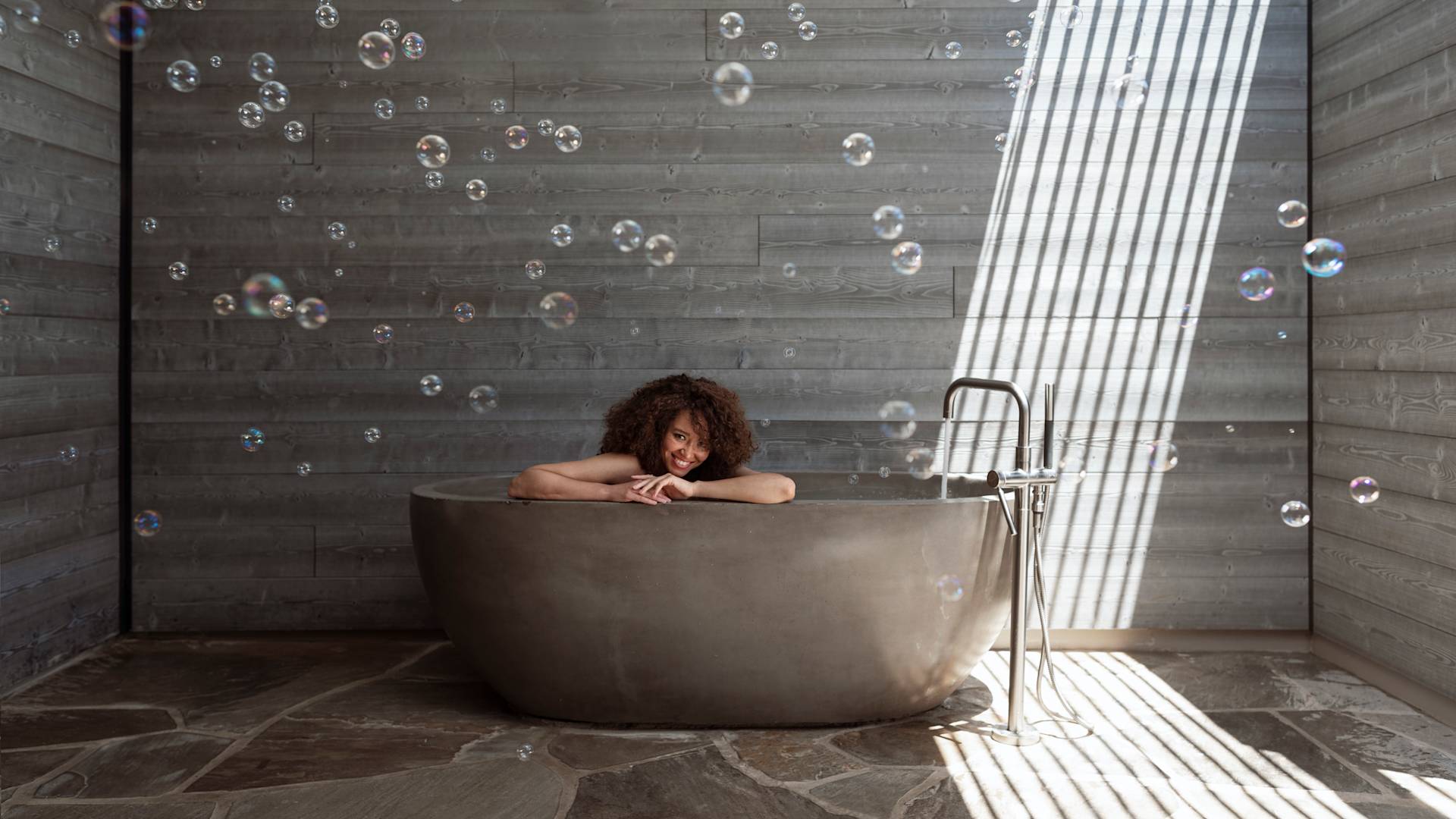Vista de una mujer en una bañera de hidromasaje-transición