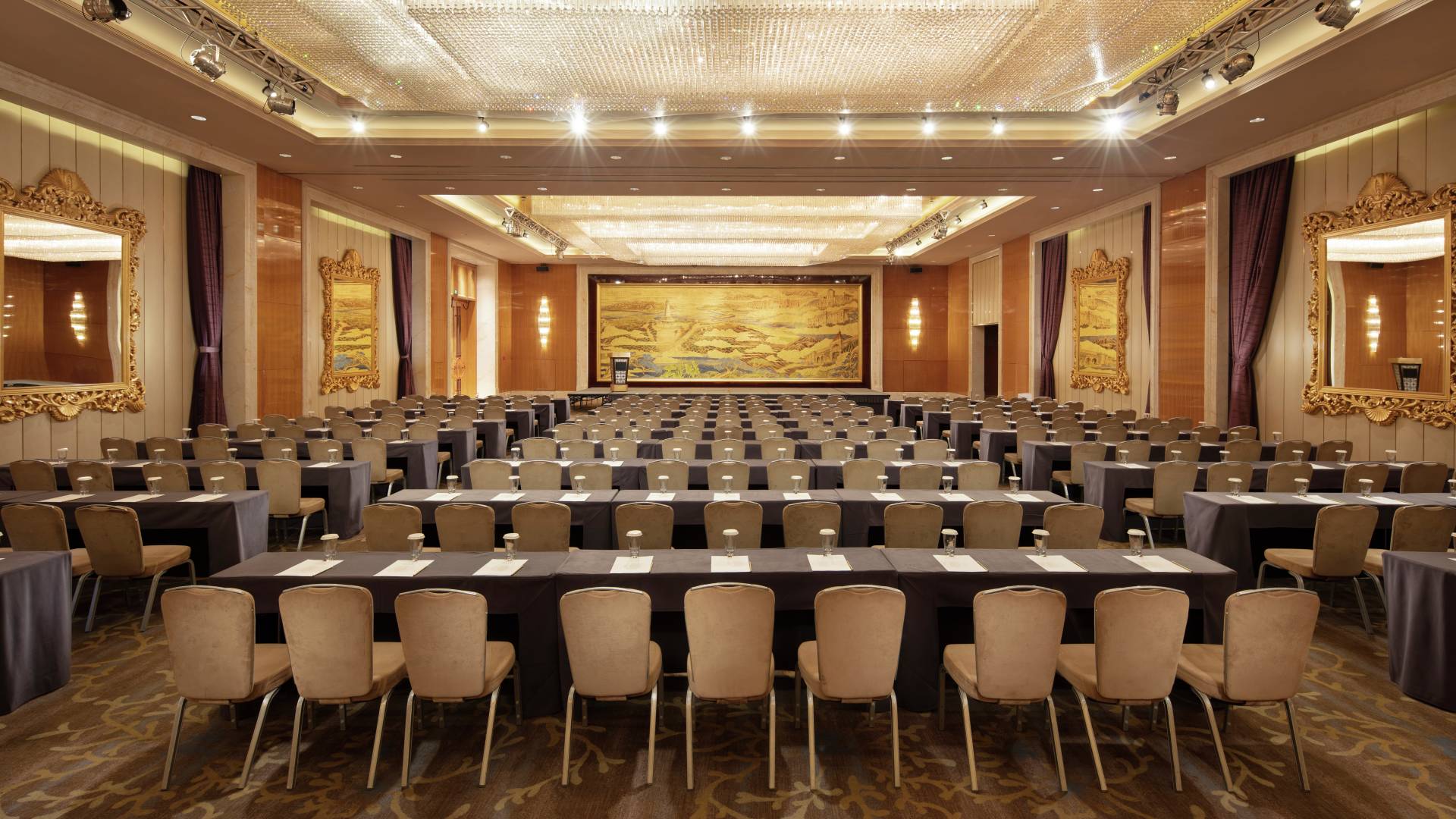 Meetingraum bei parlamentarischer Bestuhlung – Übergang