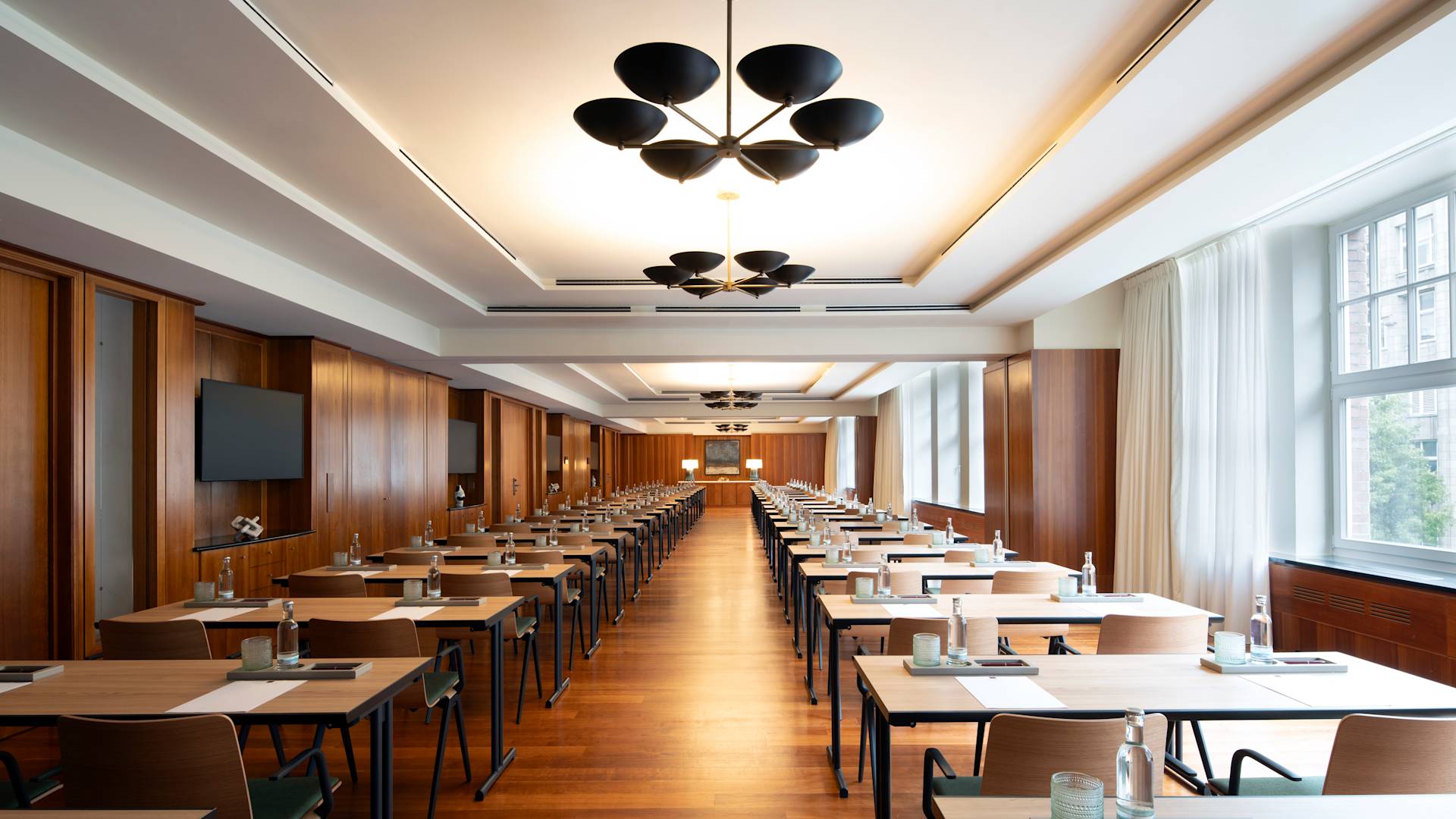 Vergaderzaal 3-5, klassikale opstelling, waterflessen op elke tafel-overgang