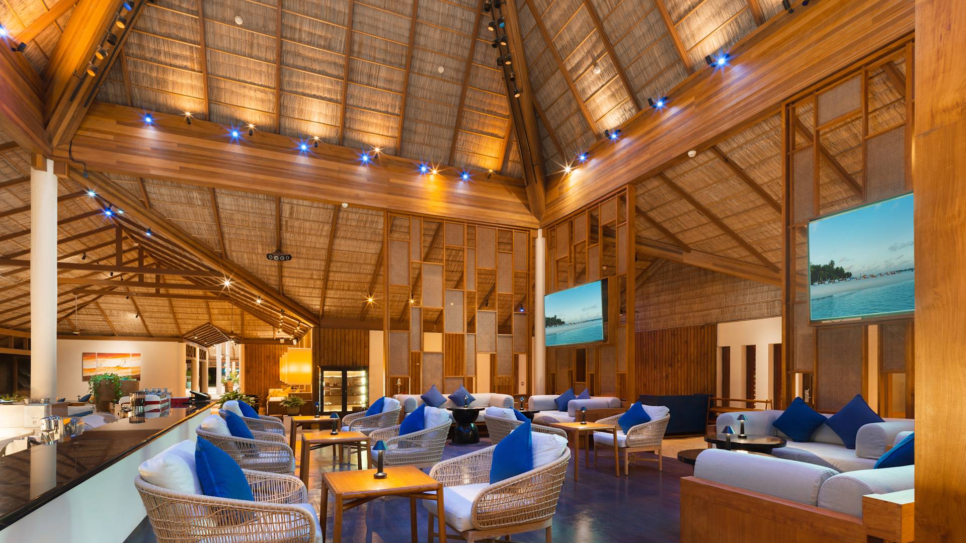 「ランガリ・バー」の屋内ラウンジの座席、トランジション