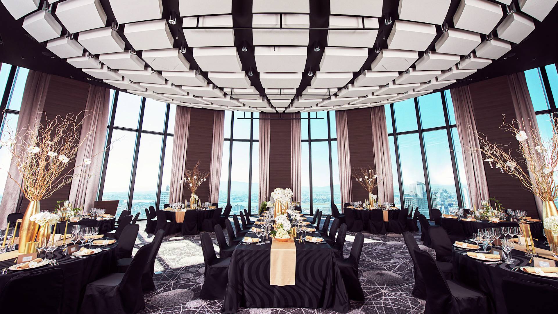Espaço para eventos com configuração de casamento em estilo banquete - transição