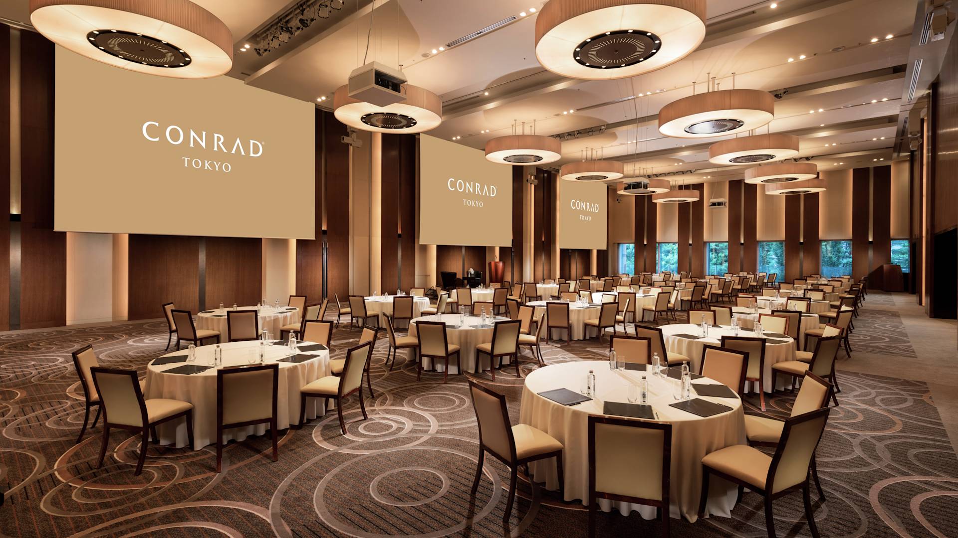 Salle de réunion avec tables et chaises, transition