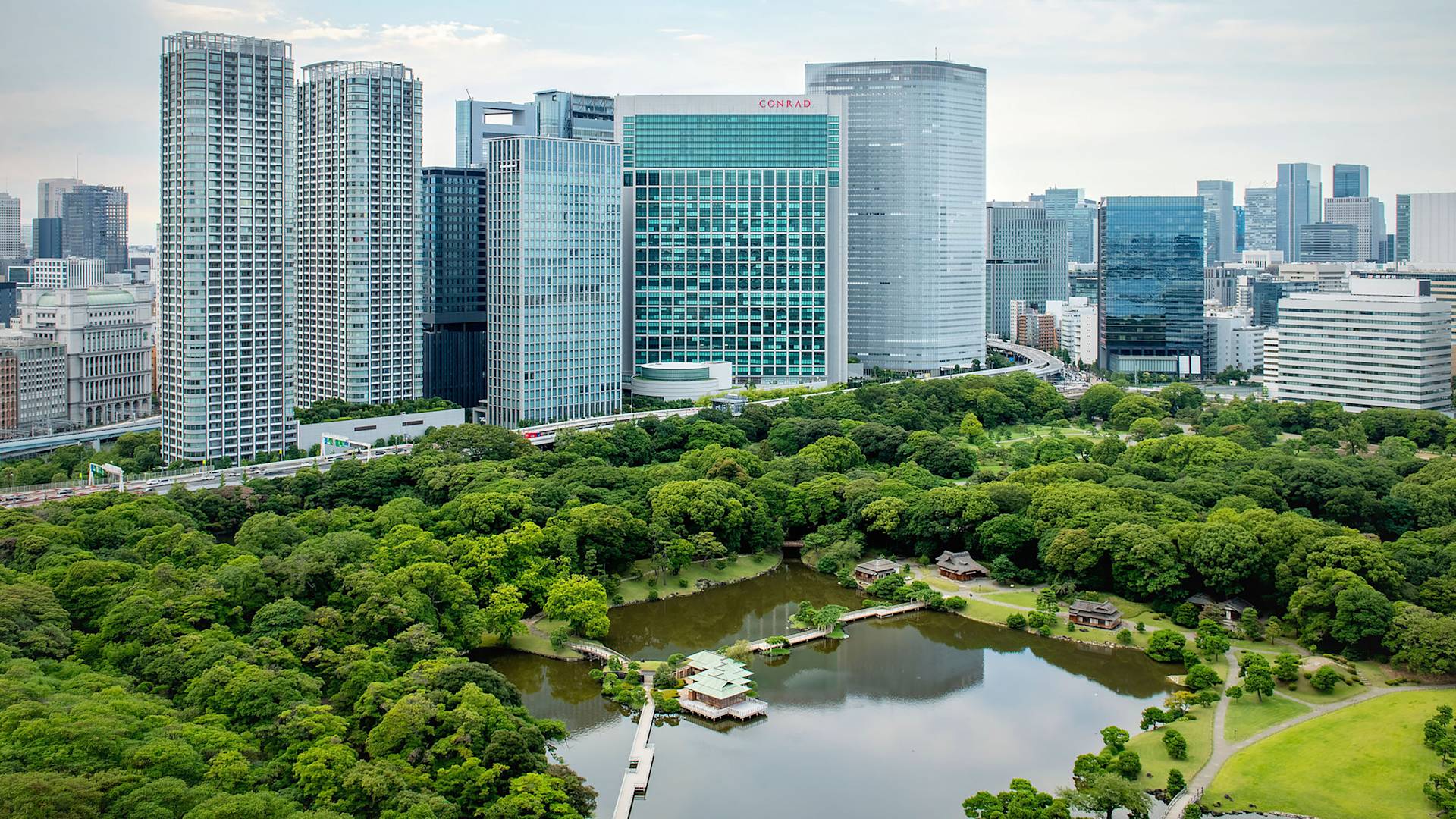 Fasada hotelu Conrad Tokyo podczas podróży dziennej