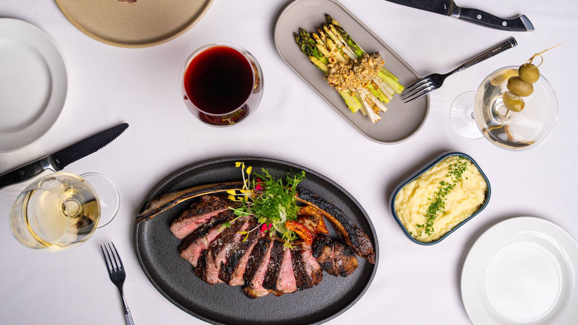 Diplomat Prime restoran, akşam yemeği başlangıçları, kokteyller, kadeh şarap-geçiş