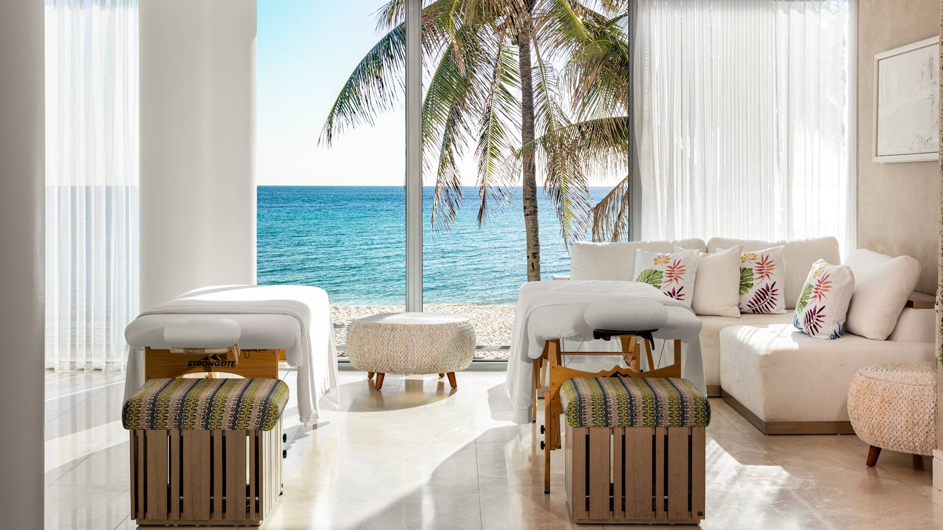 水疗护理室，按摩床可俯瞰海洋景观-过渡