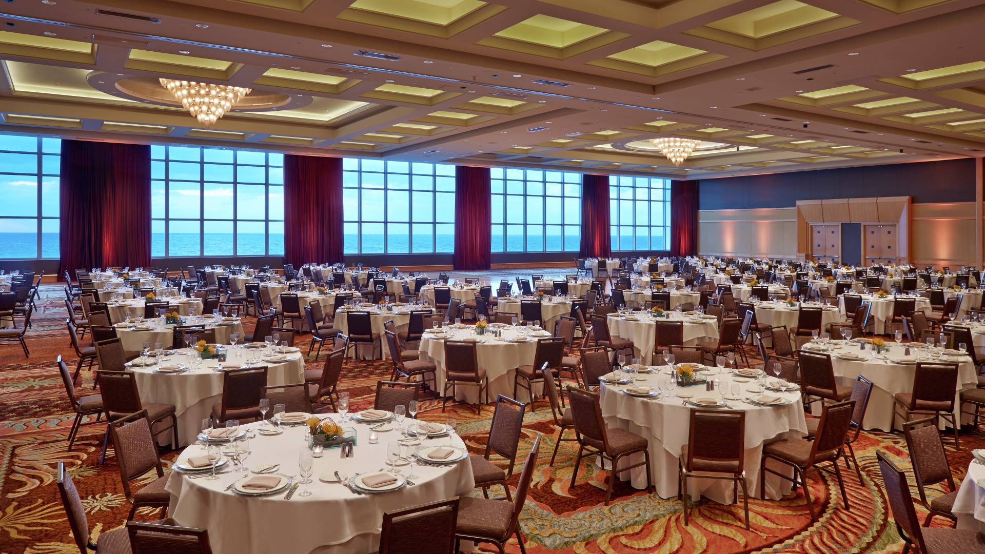 Ballroom, banquet tables-transition